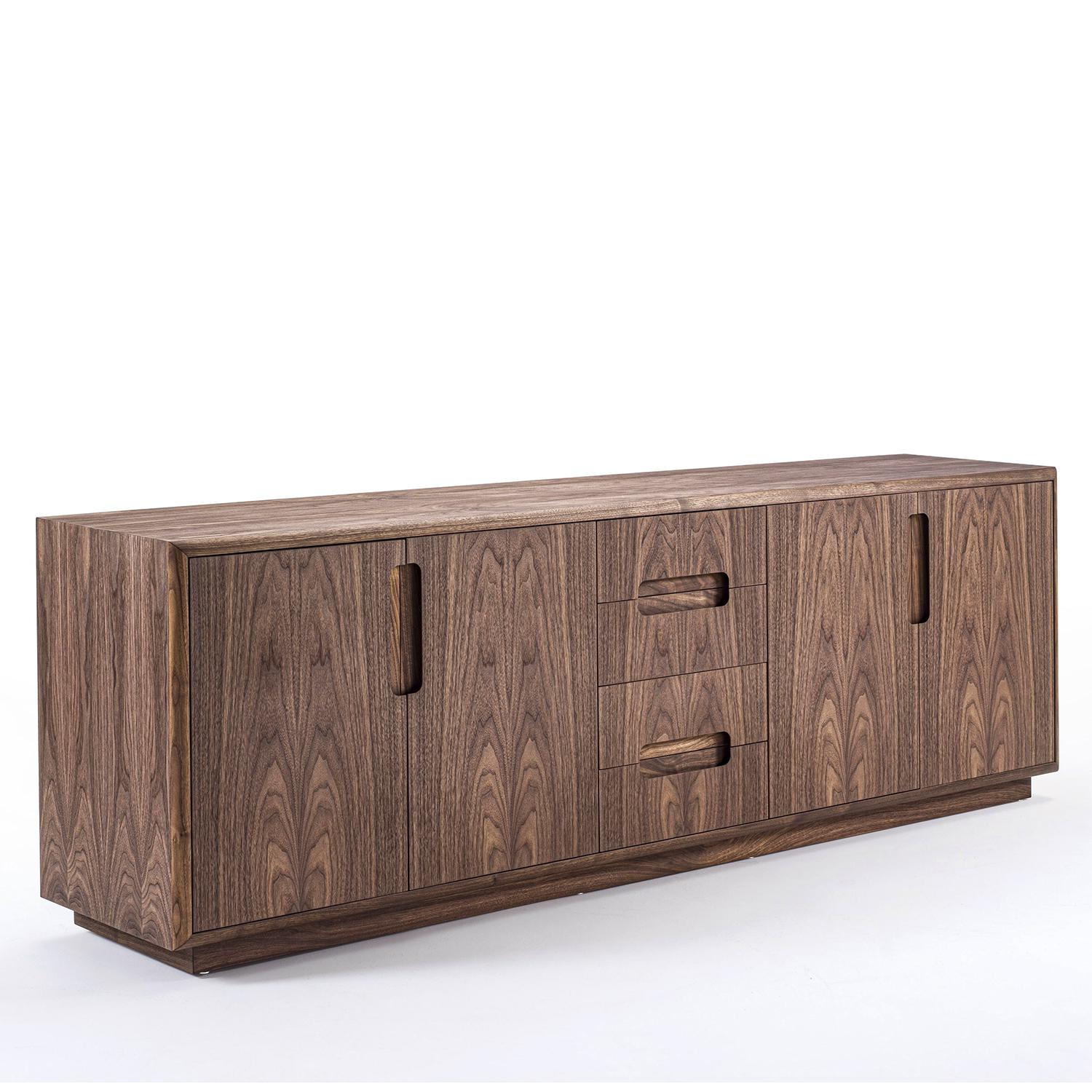 Sideboard Arelton with structure in solid walnut wood with 4 hinged doors 
and 4 drawers with shaped recessed handles. Sideboard includes 4 drawers
with traditional dovetail joints inside with a grooved handle. Sideboard's doors 
are with push-pull