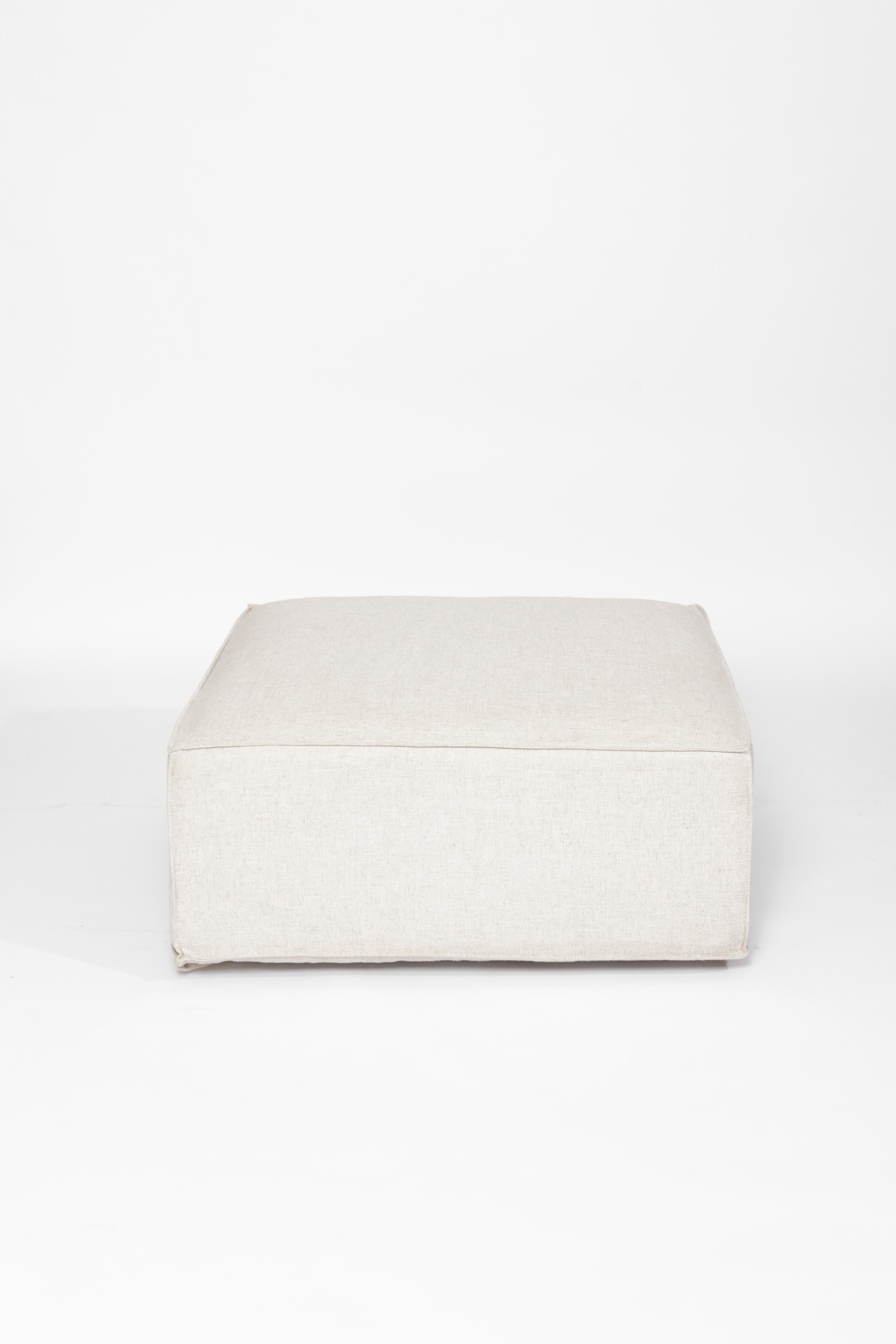 Arena ottoman module for Sofa in linen color fabric upholstery In Distressed Condition In Mexico City, MX