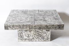 Mesa cuadrada de Arenson Studios con diseños simbólicos