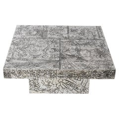 Mesa cuadrada de Arenson Studios con diseños simbólicos