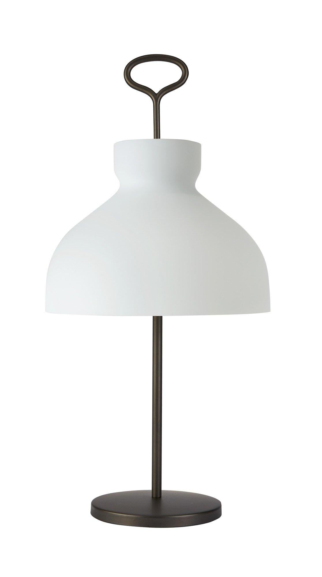 In 1956 the maestro Ignazio Gardella created the Arenzano lamp. He named it after the Ligurian seaside resort where he designed and built numerous buildings for the Milanese establishment of those years. He made it with a slim body but with a solid