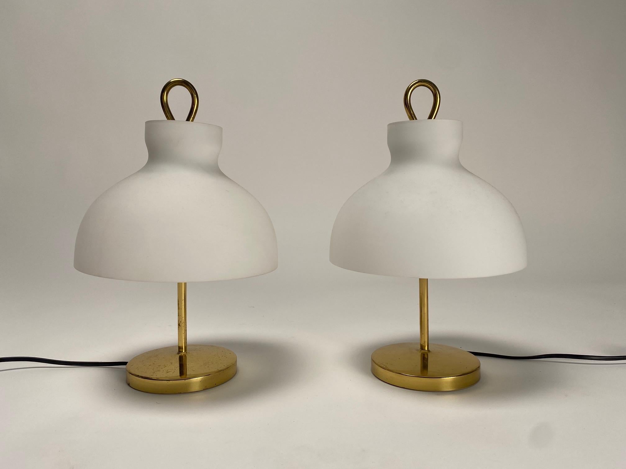 Pair of Arenzano table lamps made by the famous Italian designer Ignazio Gardella for the Azucena company

This pair of lamps, in brass and opaline glass, comes from an important Milanese residence and shows the patina of time that characterizes it