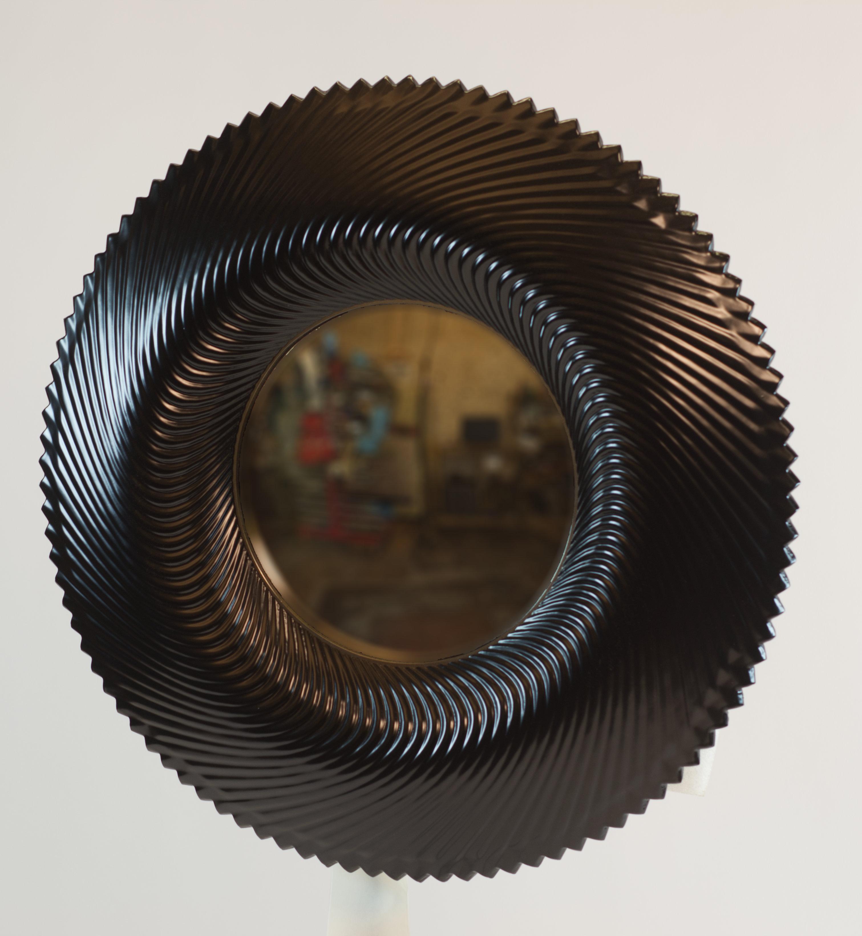 Surrealistischer skulpturaler konvexer Spiegel von Roman Erlikh Studio. Der konvexe Spiegel ist säurebehandelt und mit schwarzer und goldener Farbe hinterglasiert. Der Spiegel wird durch eine vernickelte Metallverzierung akzentuiert. Verschiedene