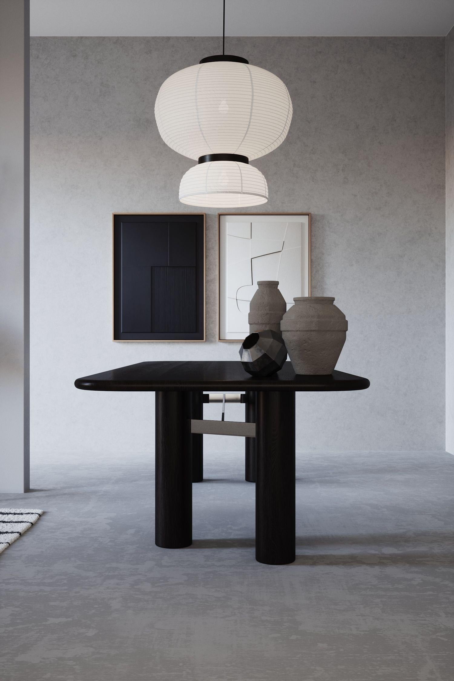 Table de salle à manger à structure en chêne avec plateau en bois à bords arrondis et pieds arrondis.
Cadre métallique en finition chromée ou noire.
Présenté en chêne noir à pore ouvert, finition mate et raccord de tube en acier poli.
Epaisseur du