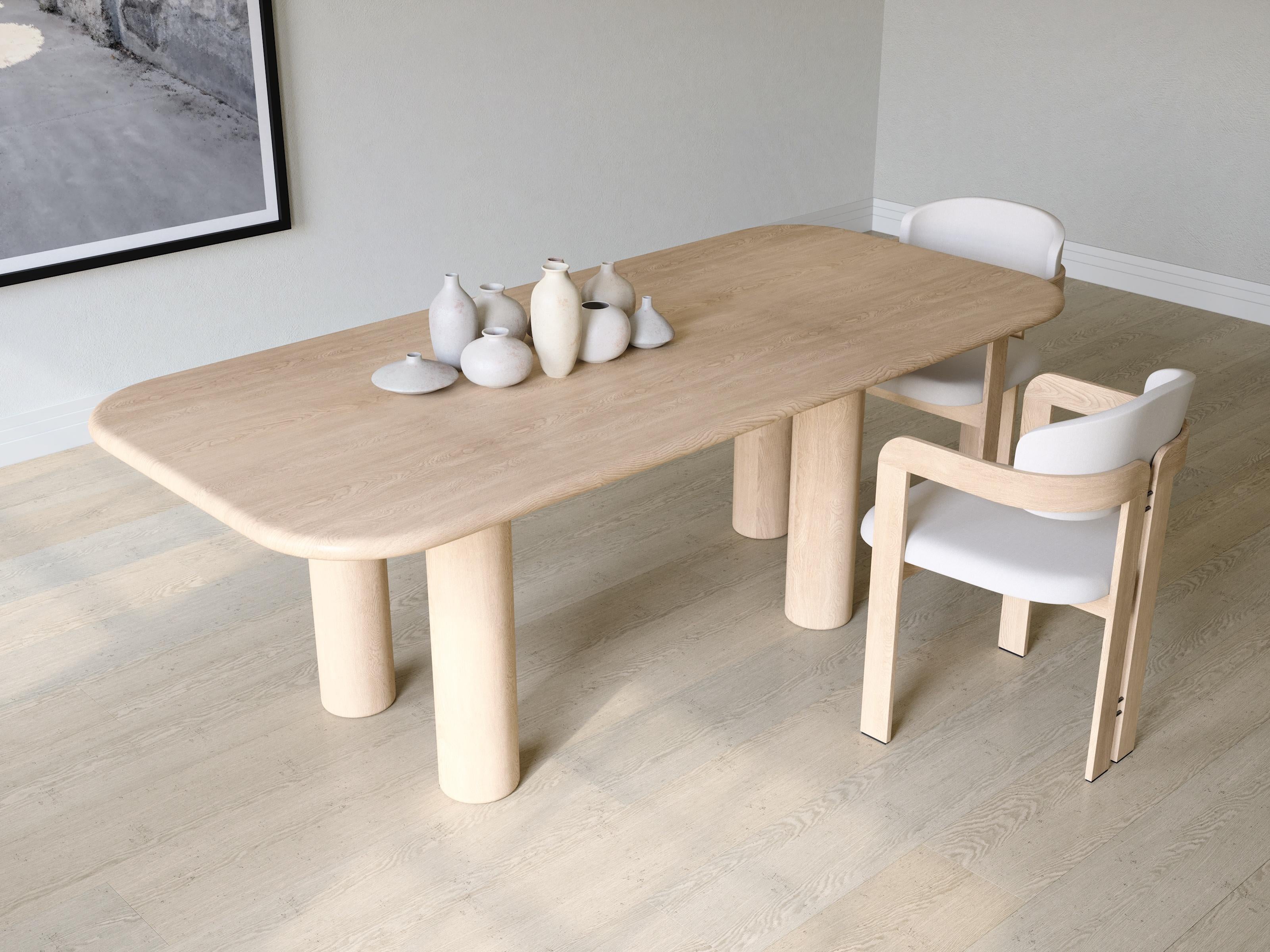 ARES, la mesa de comedor con estructura de madera celebra la auténtica convivencia a través del poder expresivo de la sencillez.
Mesa de comedor con tablero de roble y patas redondeadas. Marco metálico de conexión.
Presentado en estructura de Roble