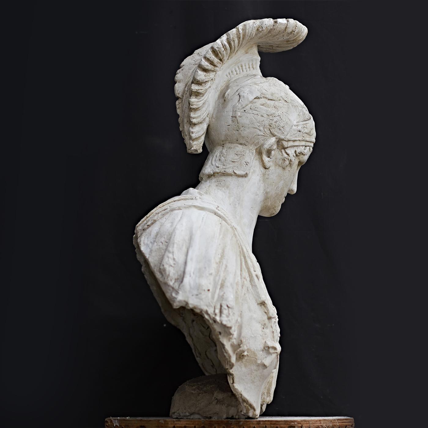 Cette stupéfiante représentation d'Arès, demi-frère d'Athènes, fils de Zeus et d'Héra, et dieu de la guerre, fera de cette sculpture un ajout unique et sophistiqué à une collection personnelle. Fabriqué à la main en gypse, le buste représente un