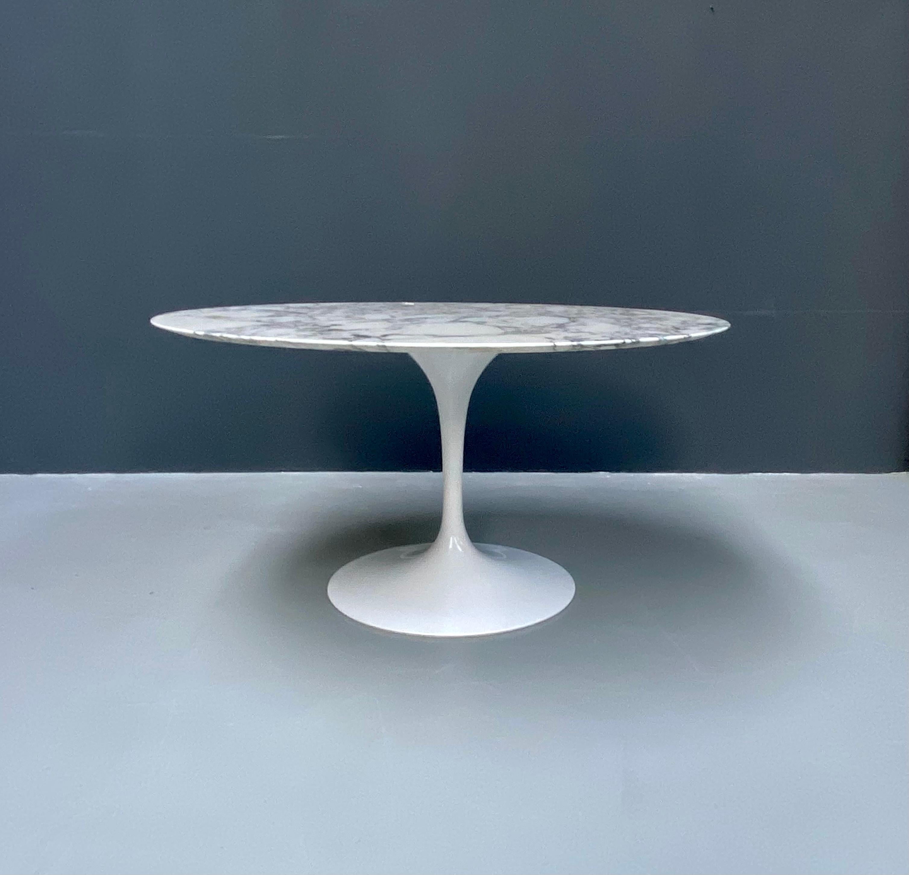 This dining table in Aresbescato Marble is designed in 1957 by Eero Saarinen. Measure: 60