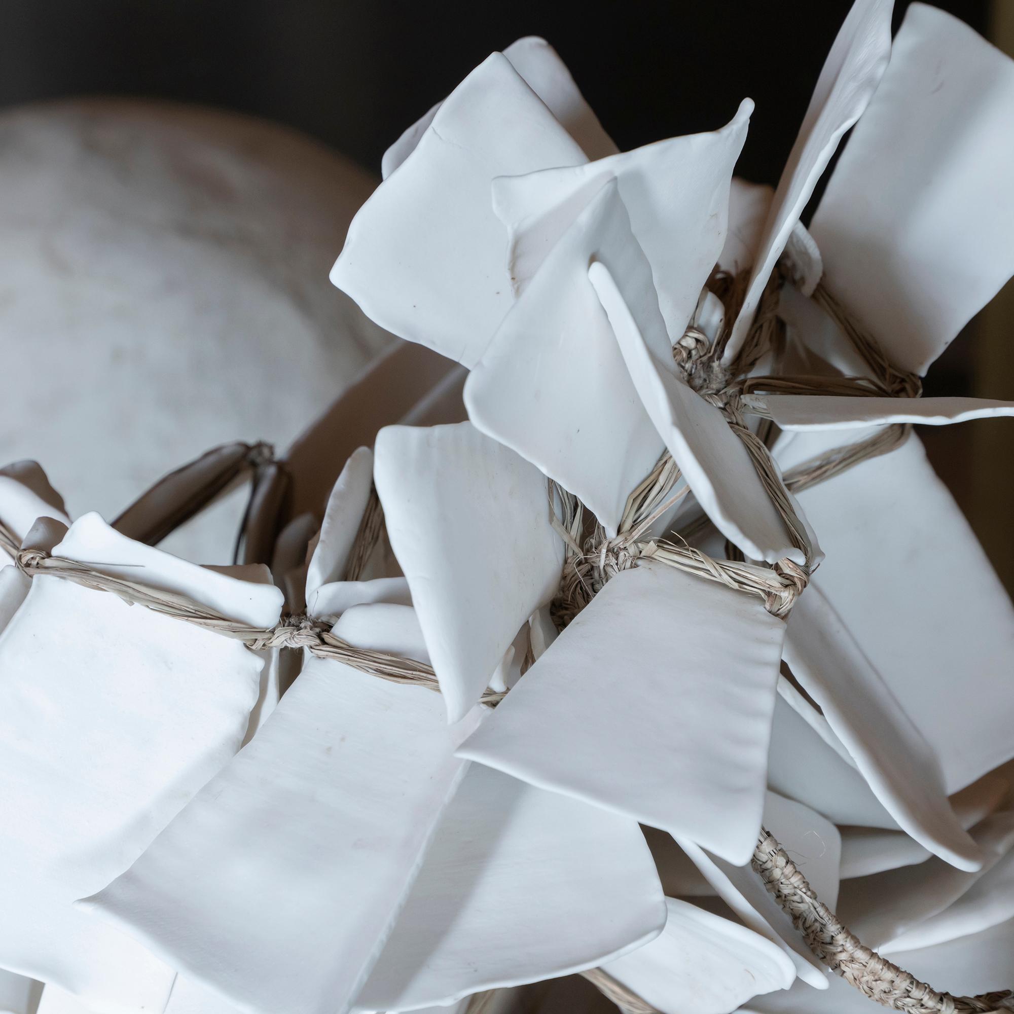Art décoratif sculptural de Bénédicte Vallet, artiste plasticienne, elle vit et travaille en Loire Atlantique. Elle est autodidacte dans les techniques dédiées au textile qu'elle emprunte à la vannerie souple, au tissage, à la tapisserie ou aux