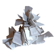 "Arete Feuilles" Sculpture en céramique blanche de Bénédicte Vallet, France, 2019.