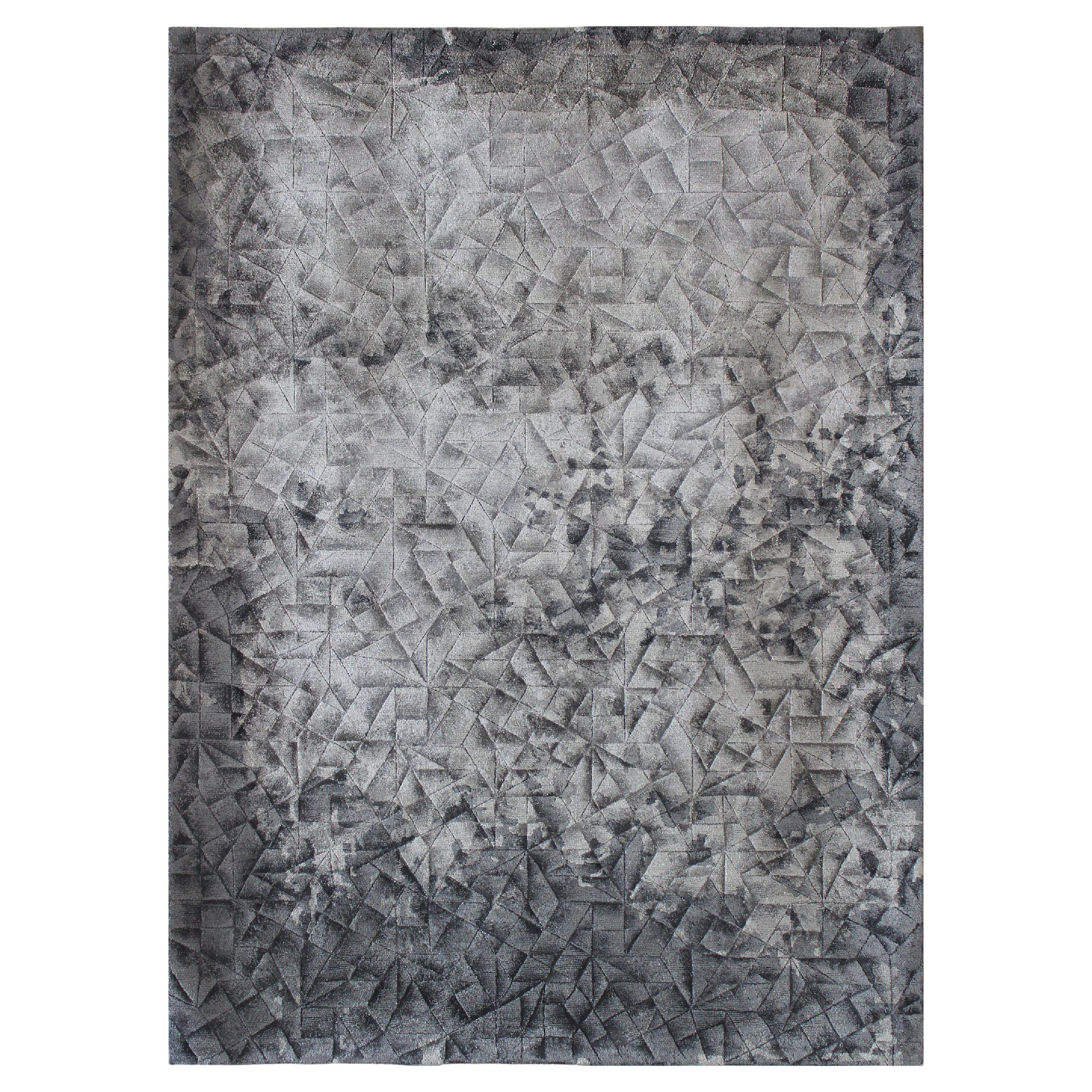 Tapis moderne abstrait en soie touffetée à la main ARETE de couleur gris taupe par Hands