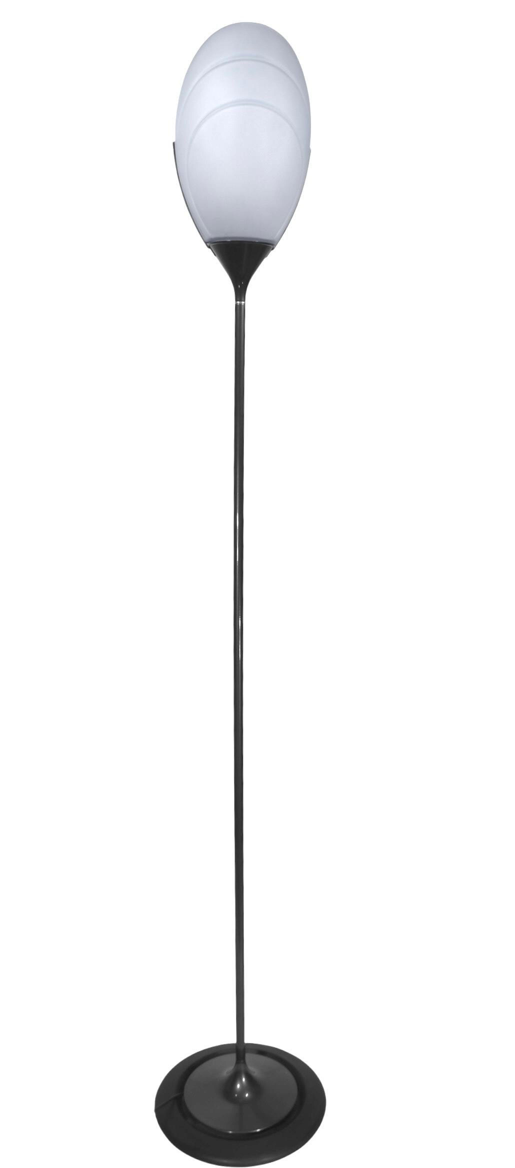 Lámpara de pie postmoderna italiana clásica  diseñado por Enzio Dodone  para Areteluce hacia 1980/2000. Esta lámpara, conocida como lámpara Corolle, presenta una flor como  sombra construida  de grueso cristal blanco esmerilado, montado sobre un