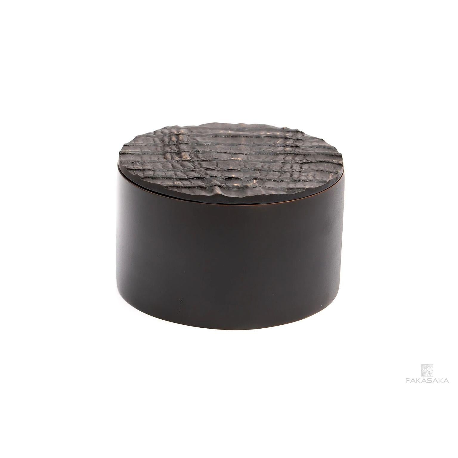Aretha box by Fakasaka Design
Dimensions: W 15 cm D 15 cm H 9.5 cm.
Materials: black/brown bronze.
Also available in polished bronze.

 FAKASAKA is a design company focused on production of high-end furniture, lighting, decorative objects,