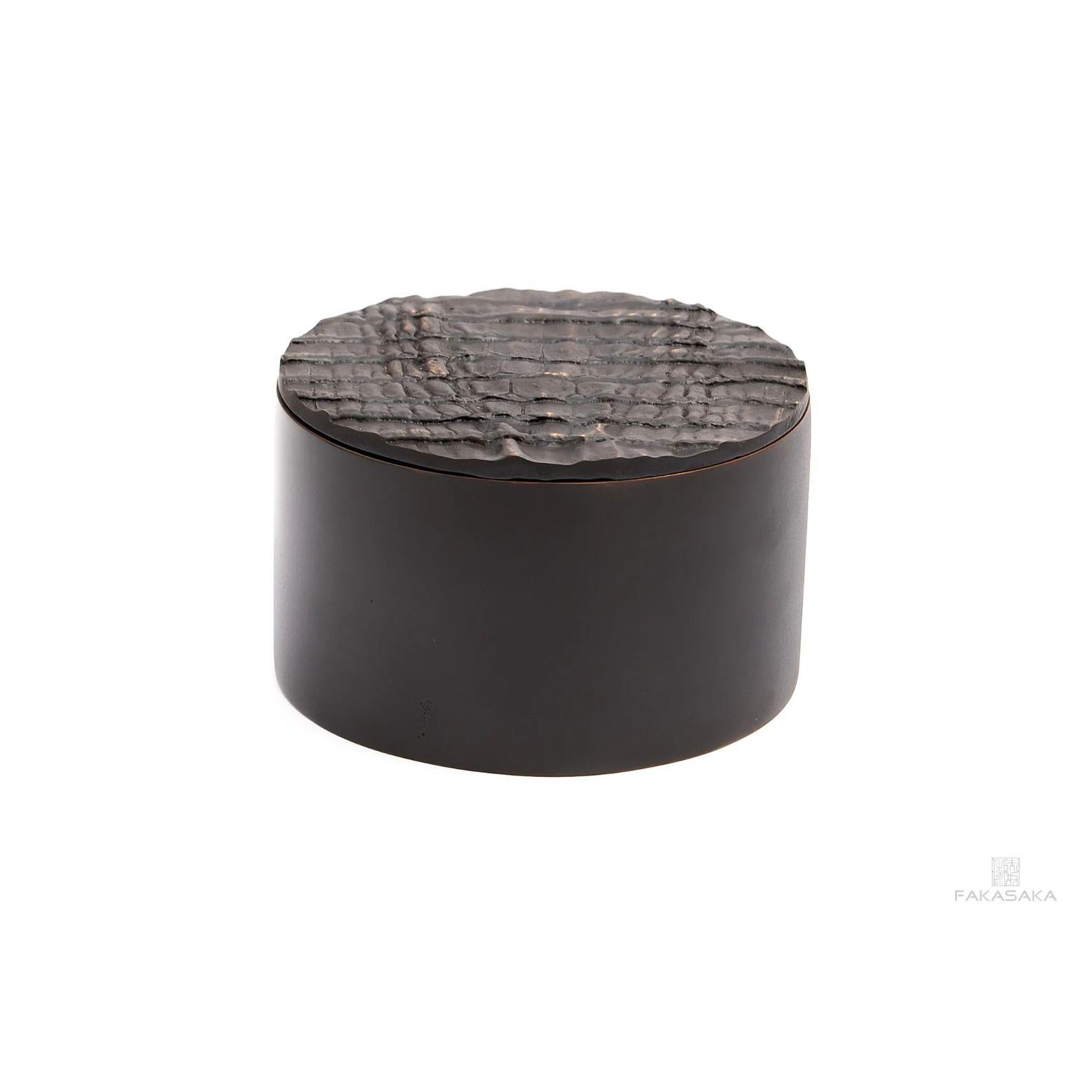 Caja Aretha de Fakasaka Design
Dimensiones: An 15 cm Pr 15 cm Al 9,5 cm.
Materiales: bronce negro/marrón.
También disponible en bronce pulido.

 FAKASAKA es una empresa de diseño centrada en la producción de muebles, iluminación, objetos