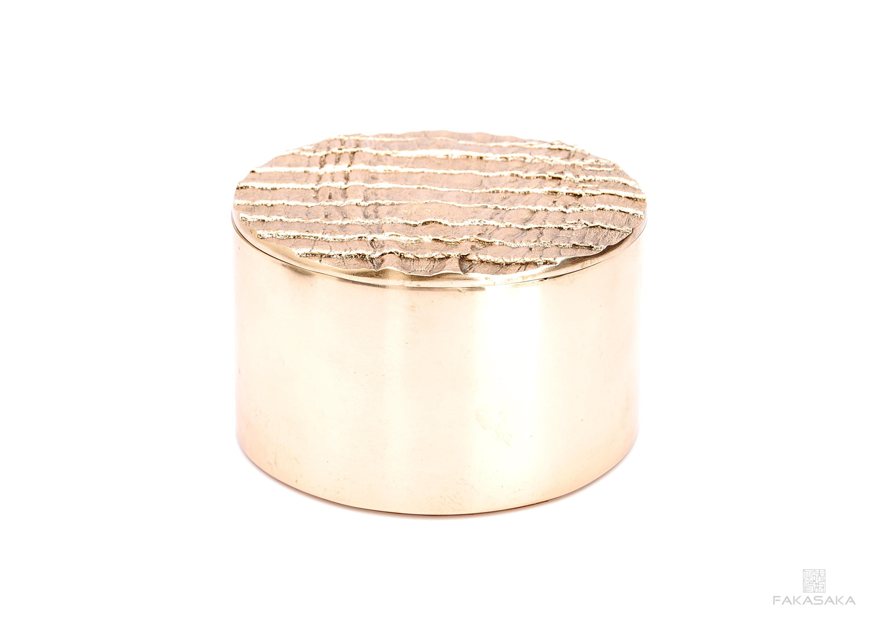 Aretha box by Fakasaka Design
Dimensions: W 15 cm D 15 cm H 9.5 cm.
Materials: polished bronze.
Also available in black/brown bronze.

 FAKASAKA is a design company focused on production of high-end furniture, lighting, decorative objects, jewels,