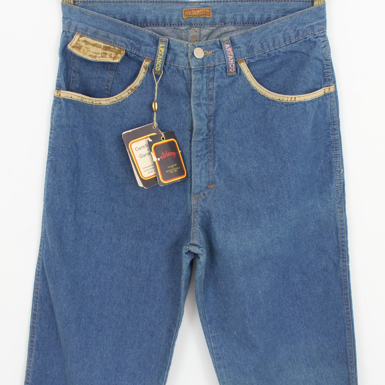 Expertly crafted by Arfango, these blue denim flared Bobby jeans offer a vintage '80s look with a high-waisted design and wide legs. Made from high quality cotton, these jeans offer comfort and durability. The perfect addition to any wardrobe for a