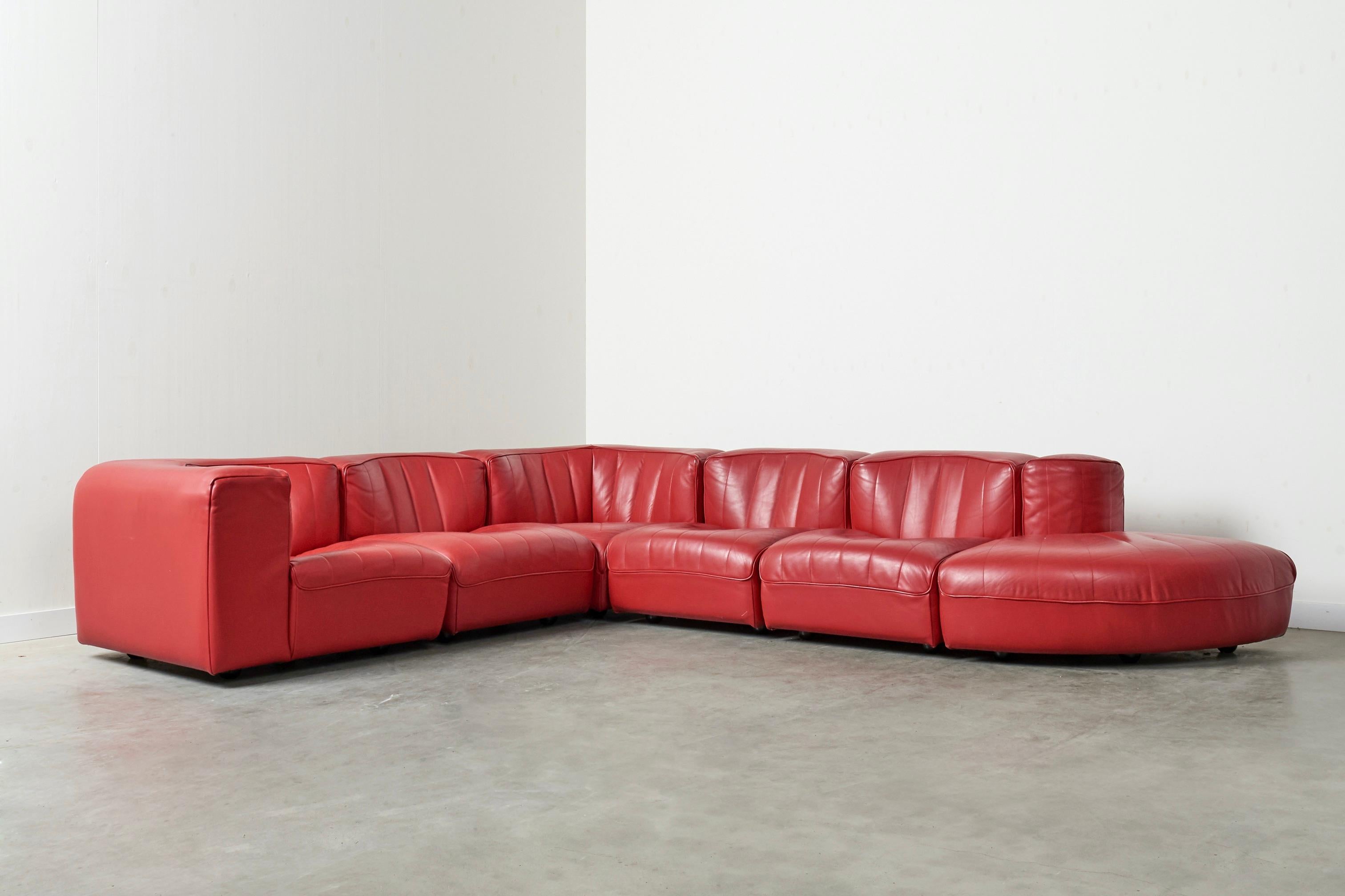 Modular sofa designed by Tito Agnoli for Arflex, model 9000. Presumably 1990s production.
Red leather upholstery.
All elements are in excellent condition.