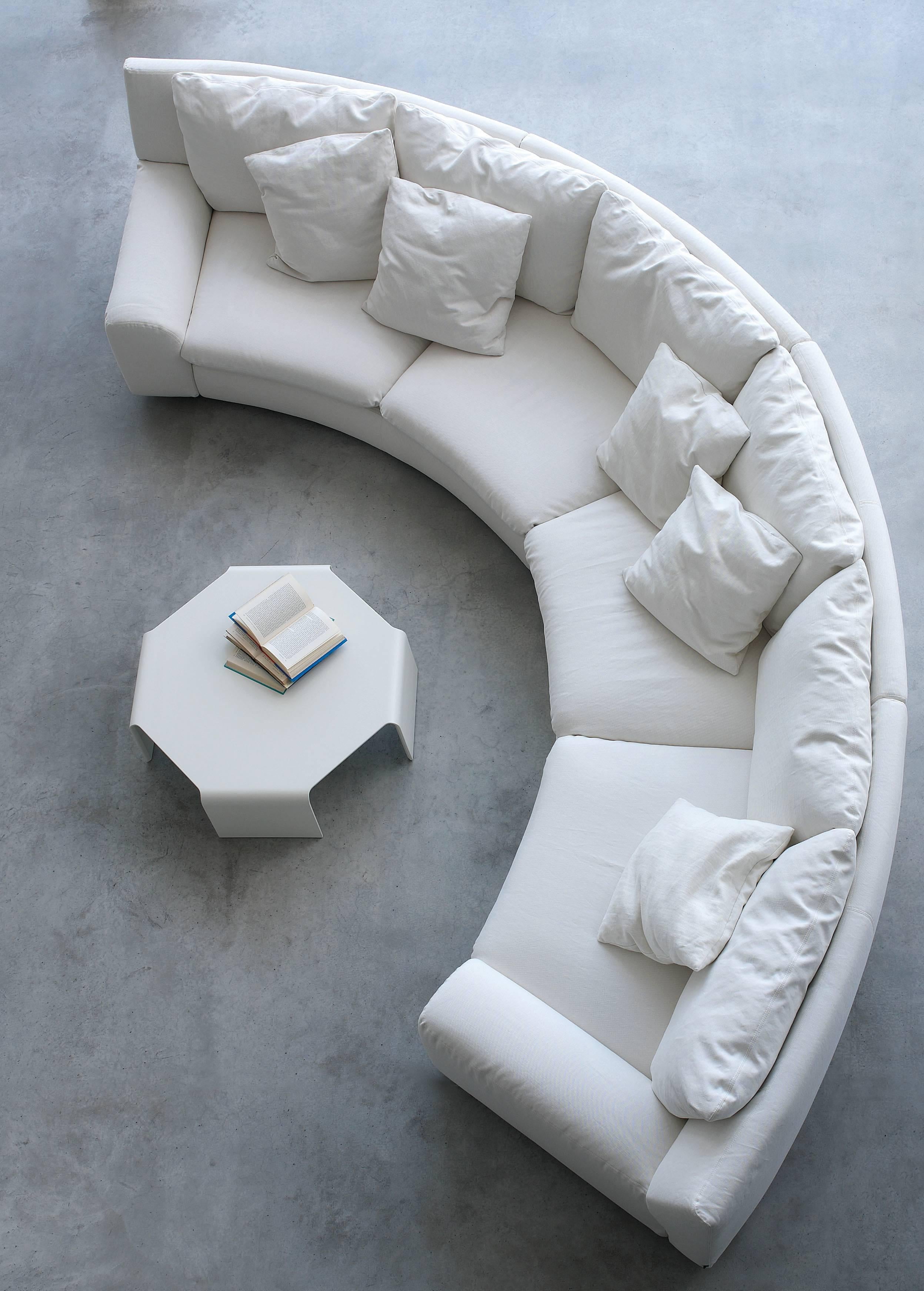 “Reviving” the model Bengodi, designed in 1974, and proposing it again this year, has been an Arflex’s choice, sure that people likes it today as well as during those years. “I can assure – Arch. Cini Boeri writes – that the back and soft cushion