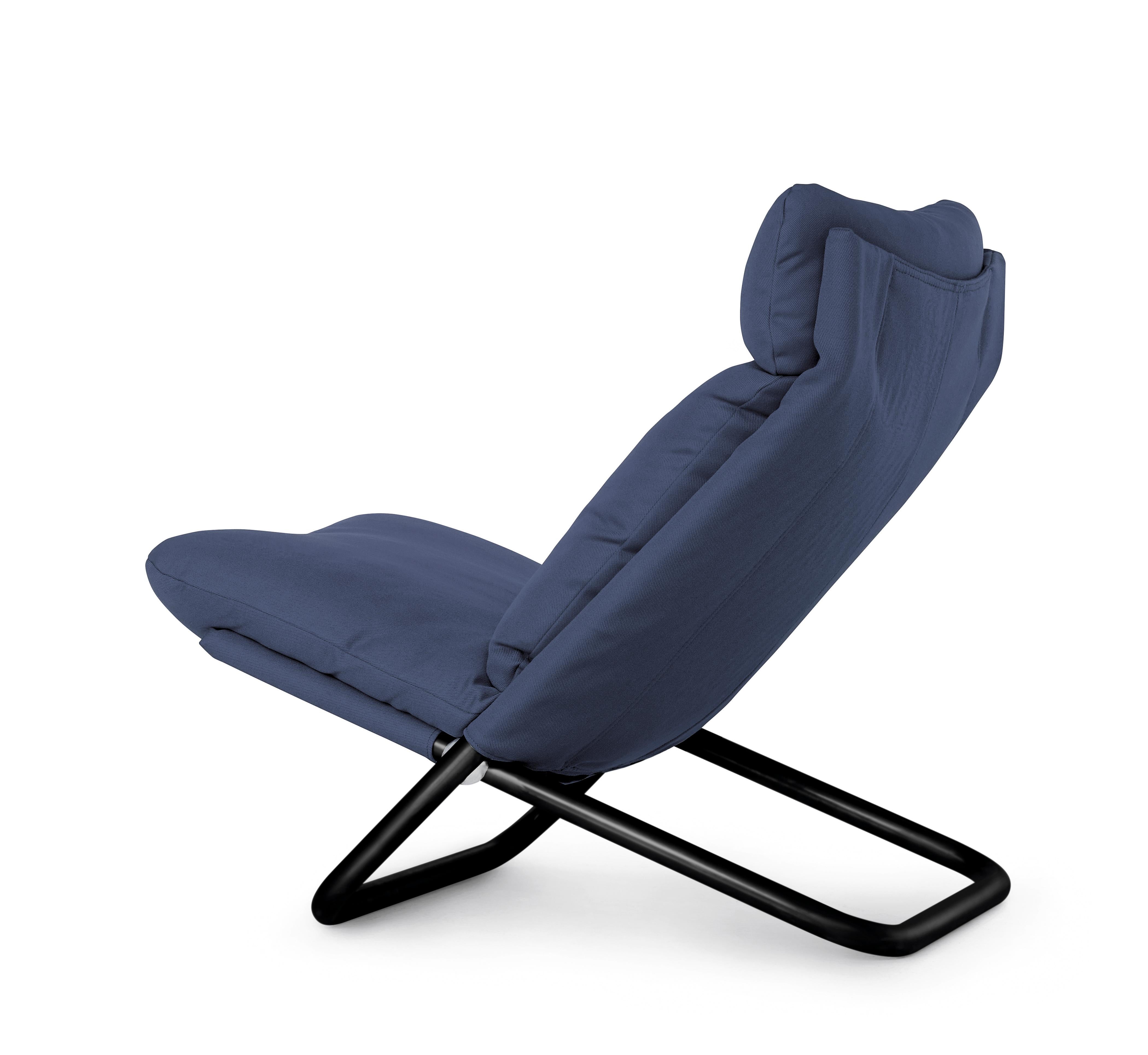 The seat was born from a very simple idea: two tubes bent into a “U” shape and connected together by a joint.

Additional information:
Materials: Upholstered seat with Black Metal Frame
Color: Steelcut 2 Col. 775,T4
Structure: Metal, Lacquered