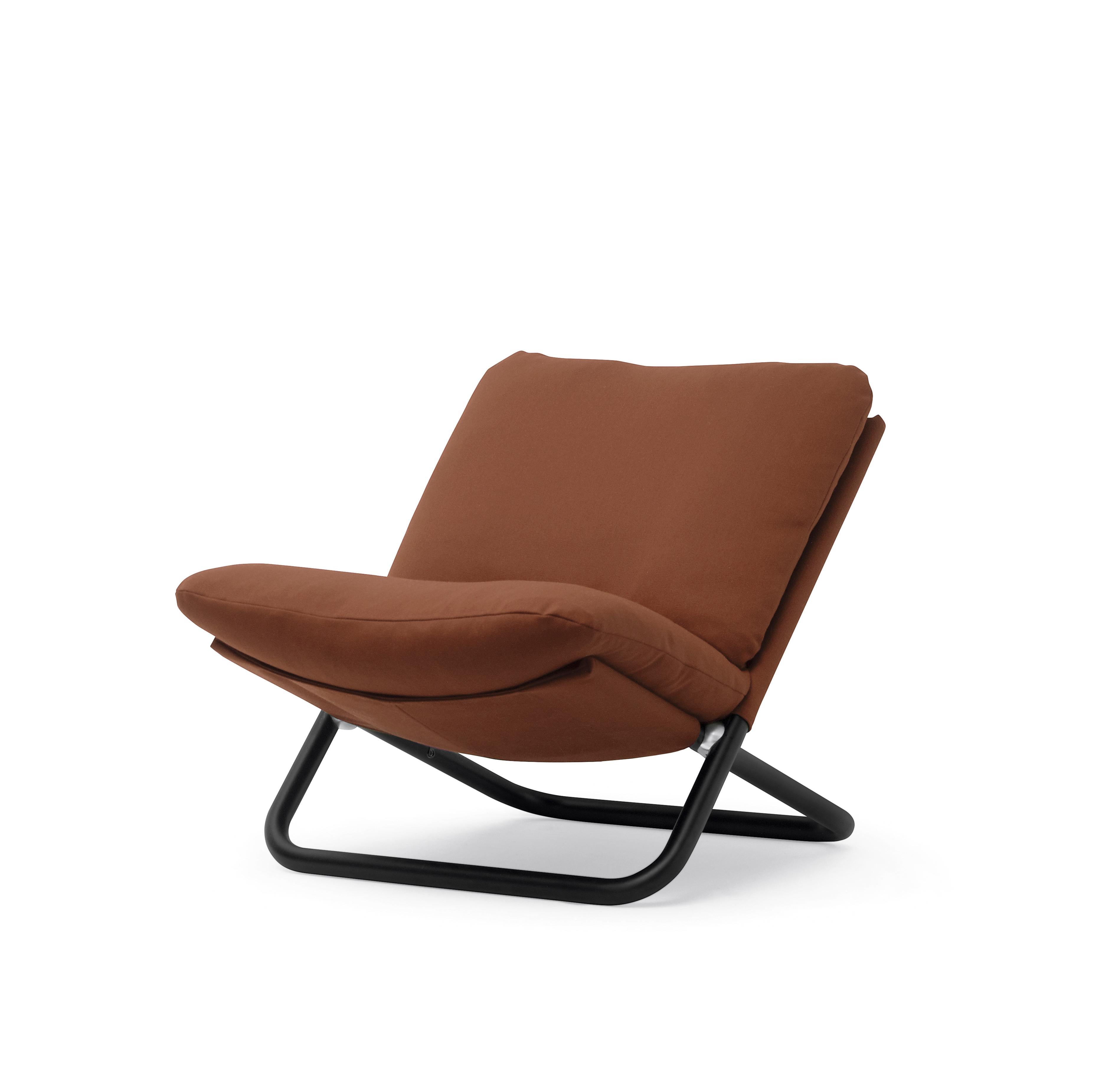The seat was born from a very simple idea: two tubes bent into a “U” shape and connected together by a joint.

Additional information:
Materials: Upholstered seat with Black Metal Frame
Color: Steelcut 2 Col. 655,T4
Structure: Metal, Lacquered