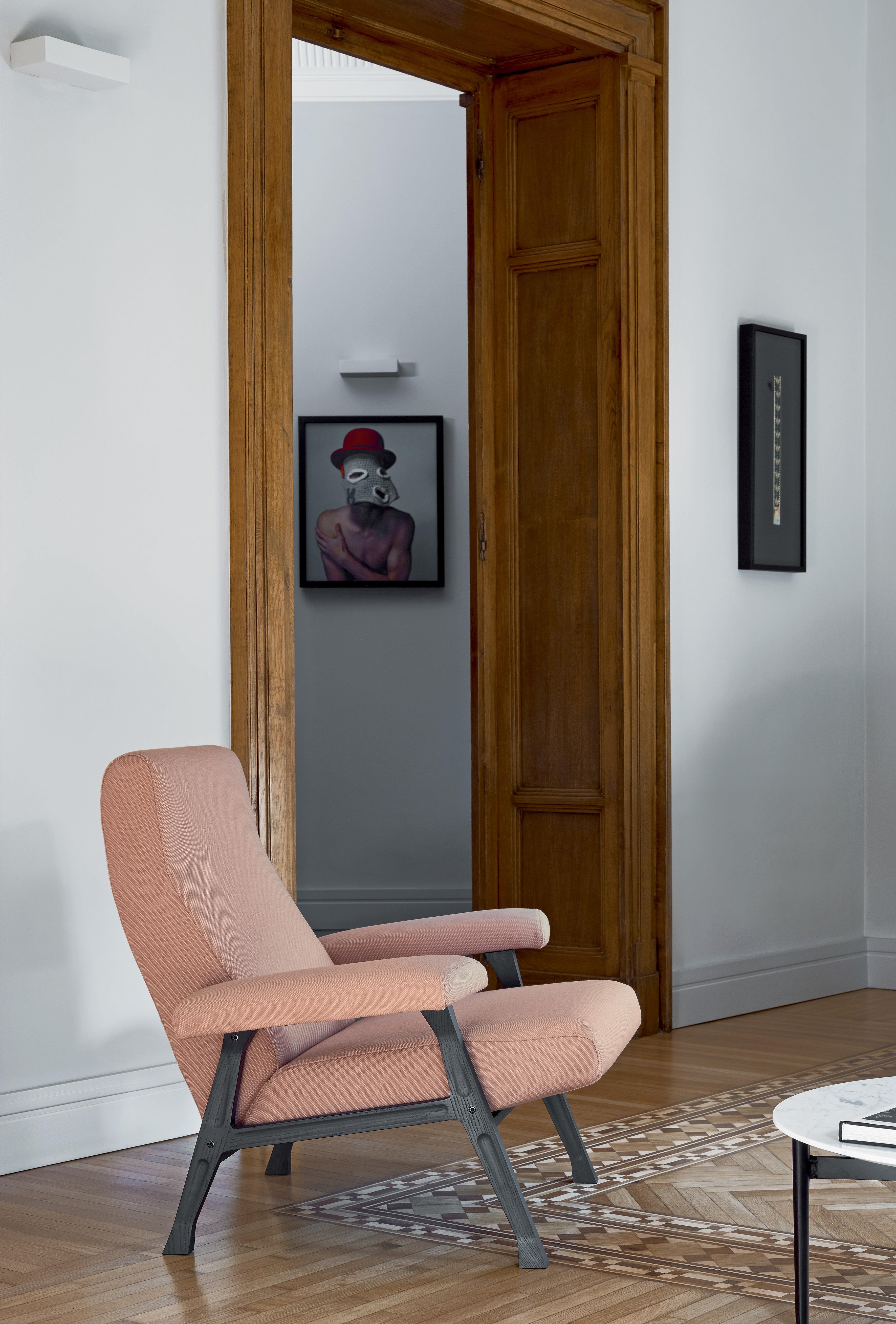 Arflex Hall Sessel aus schwarzem und weißem Riga-Stoff und Wengebeinen von Roberto Menghi (Moderne) im Angebot
