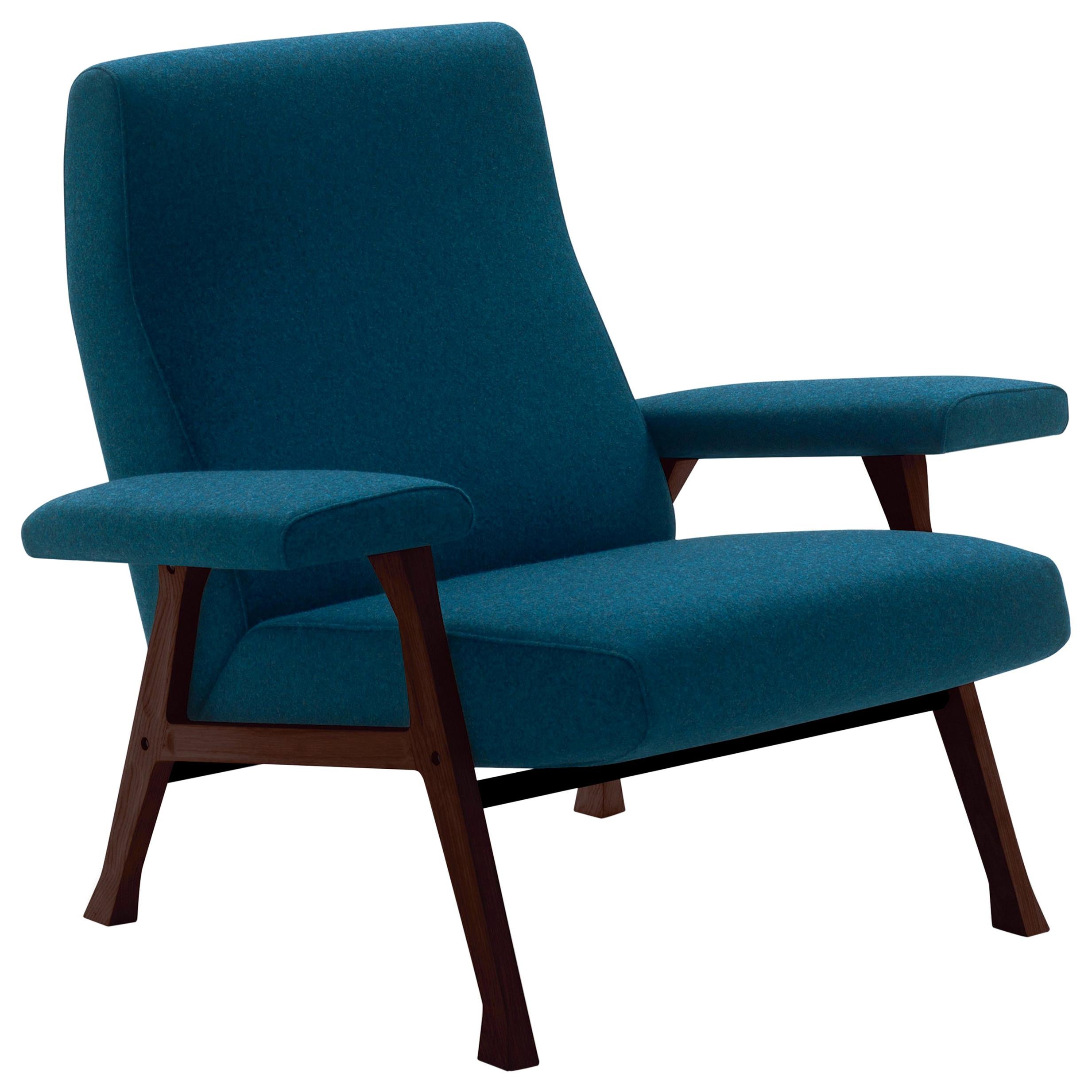 Fauteuil Arflex Hall en tissu Divina bleu et pieds en bois de Roberto Menghi