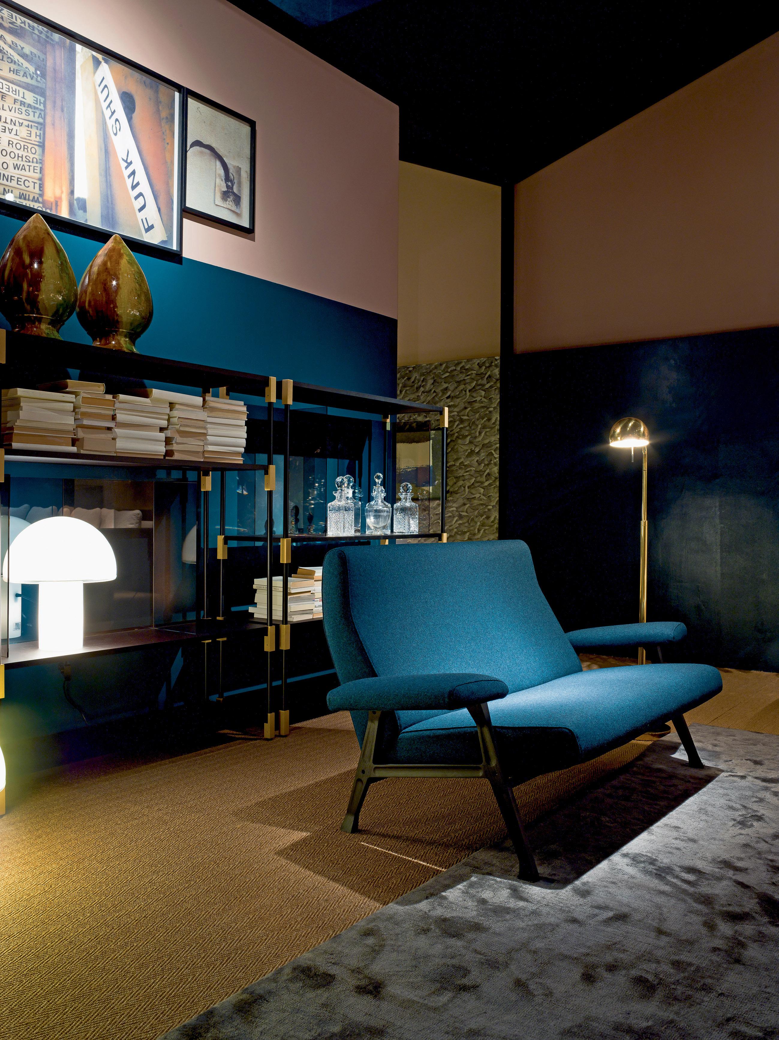 Canapé d'entrée Arflex en tissu de tonneau et pieds en bois par Roberto Menghi en vente 1