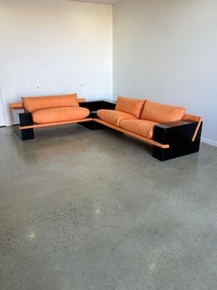 Sofá Arflex L Lacado Negro con Cojines Naranja Ante Claro