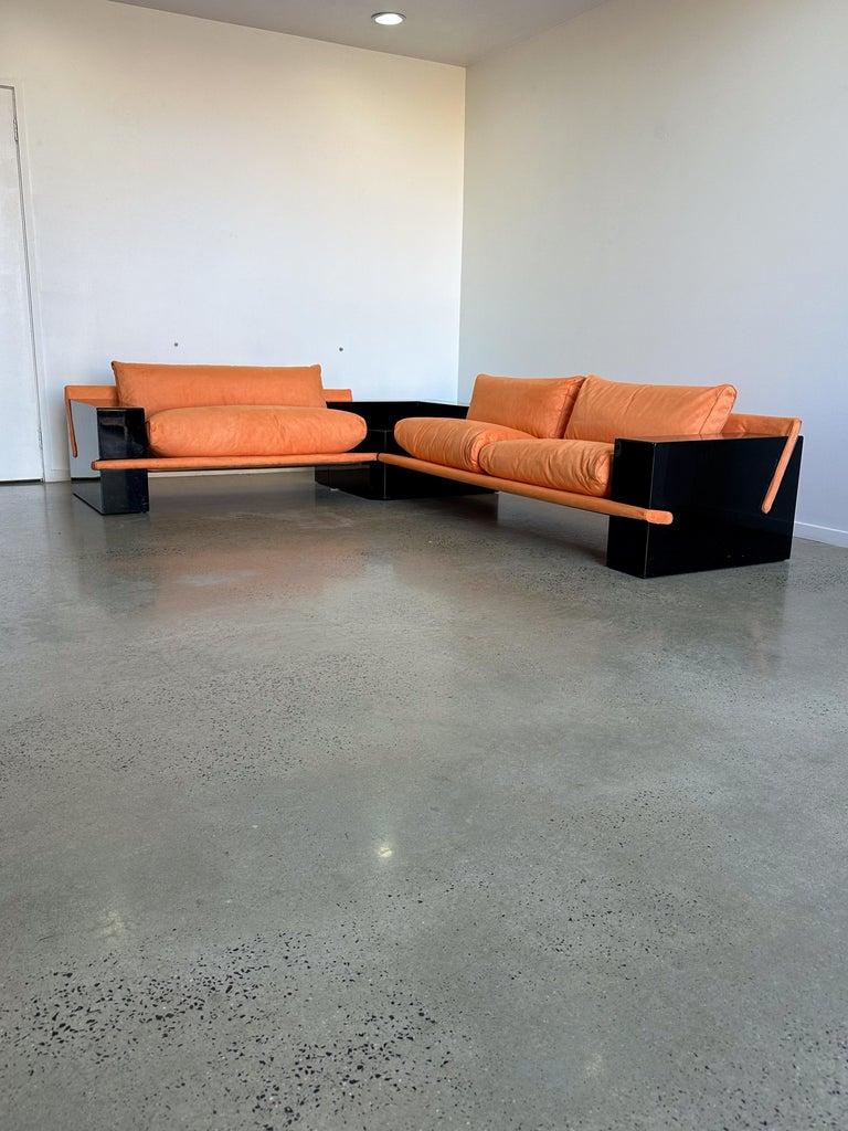 Mid-Century moderno Divano Arflex a forma di L laccato nero con cuscini in camoscio arancione chiaro in vendita