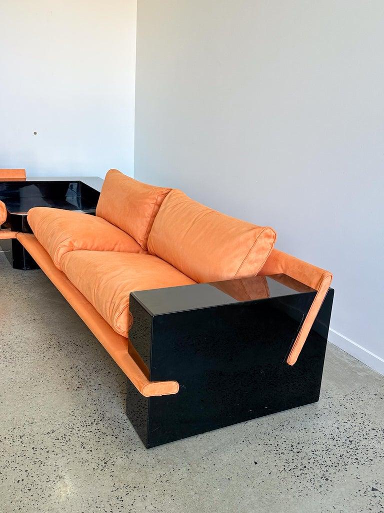 Fine XX secolo Divano Arflex a forma di L laccato nero con cuscini in camoscio arancione chiaro in vendita