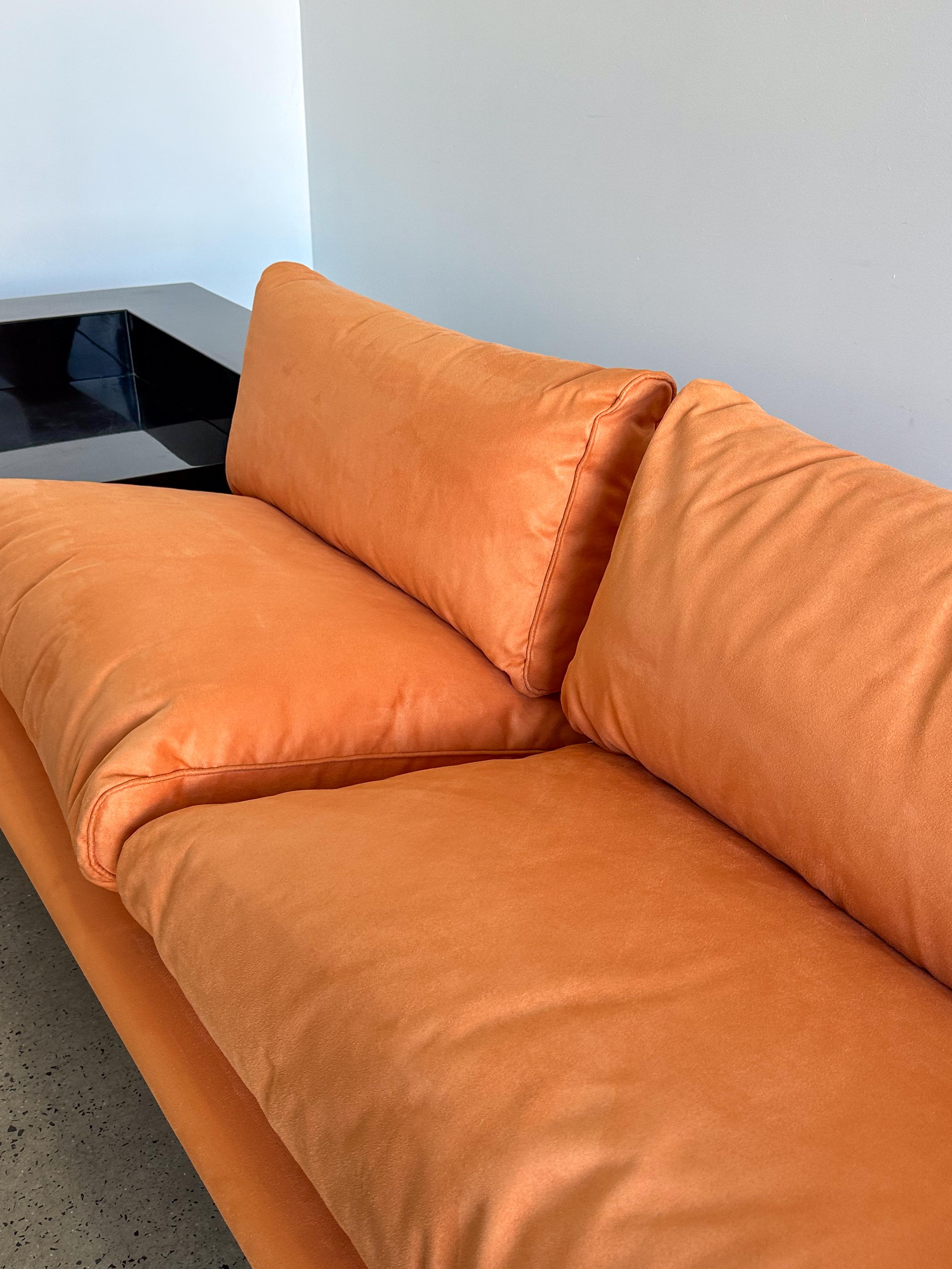 Late 20th Century Arflex L Shape Black Lacquered Sofa with Light Suede Orange Cushions  For Sale