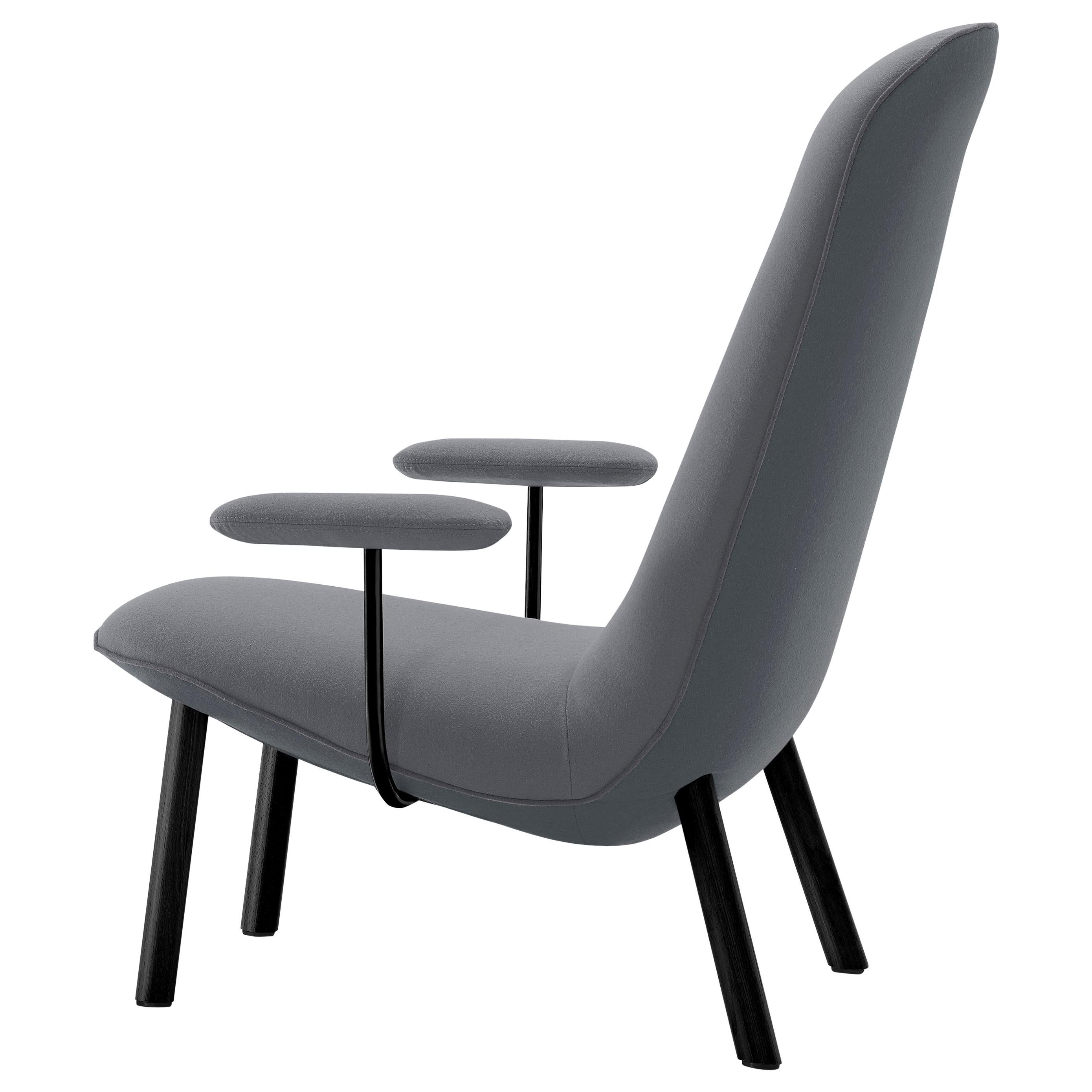 Poltrona Arflex Leafo in tessuto grigio con base in legno tinto nero di Jaime Hayon
