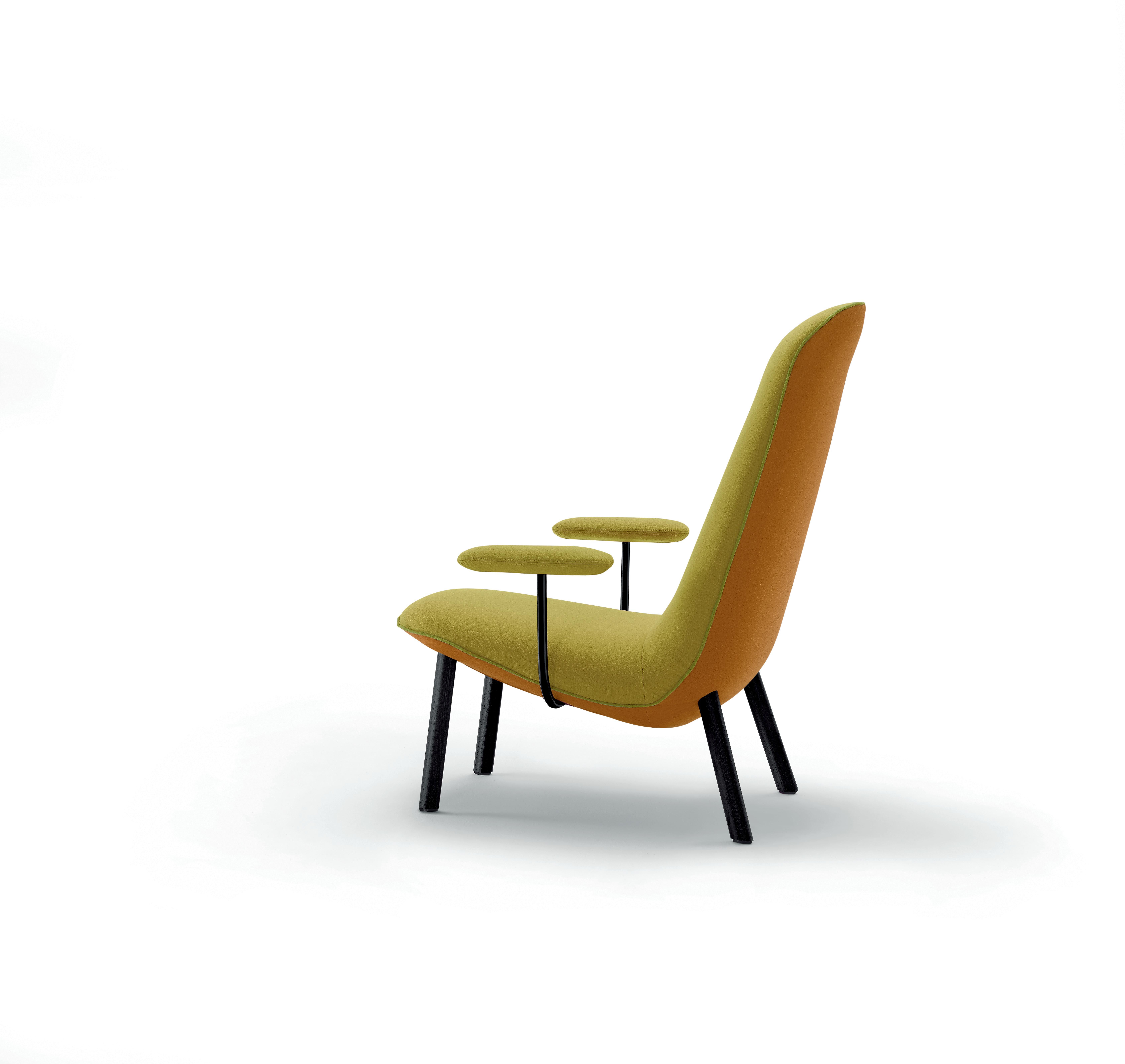 Avec la chaise longue Leafo, Hayon a cherché à créer un objet qui associe de manière unique douceur et légèreté. Une chaise simple qui peut être placée dans des espaces aussi bien réduits que spacieux. Cette forme particulière s'inspire d'une