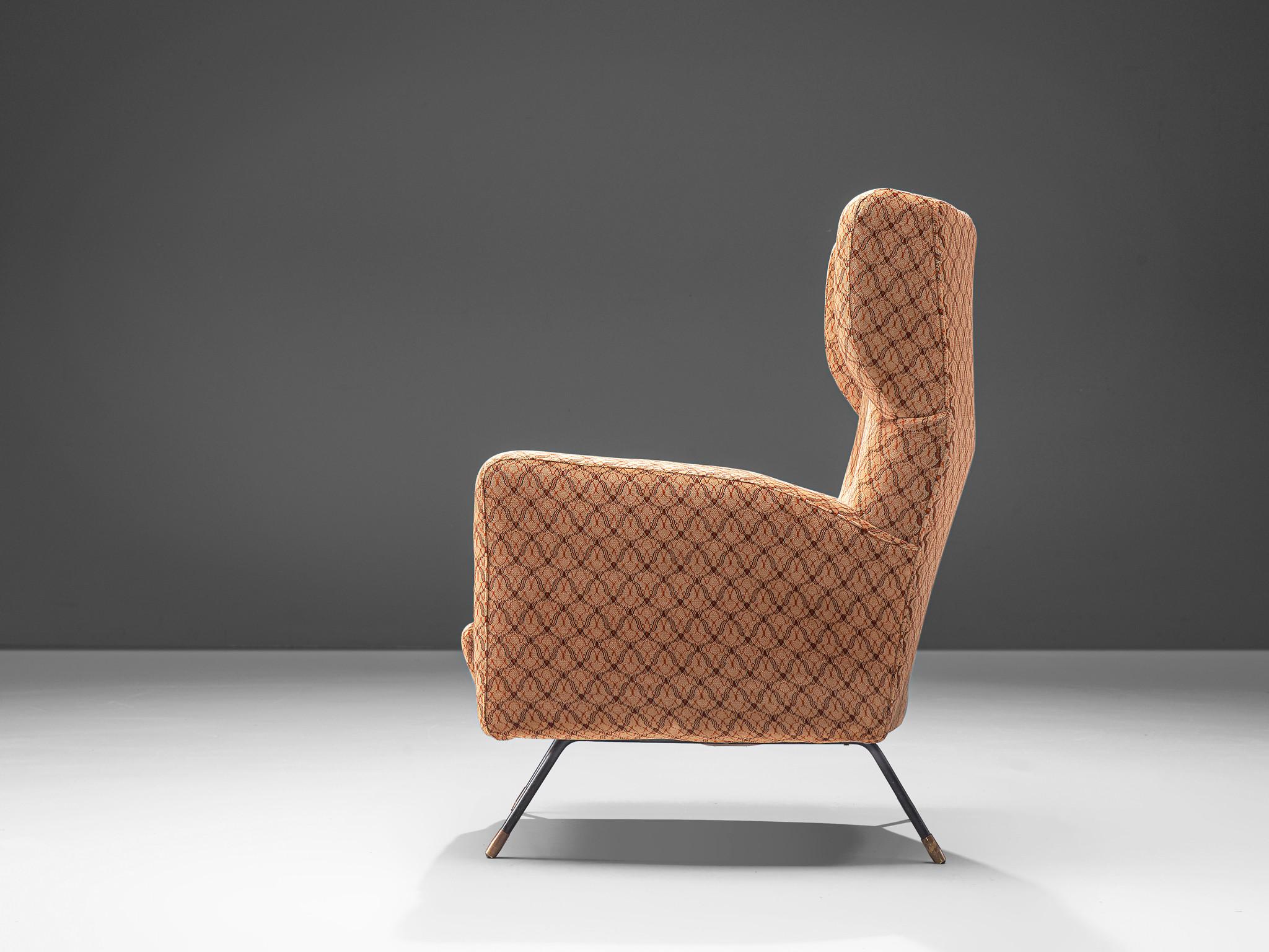 Arflex, lounge chair, metal, brass, fabric, metal, Italy, 1960s

Admirable lounge chair manufactured by Arflex. Characteristic for the chair are the outwards pointing armrests and the dynamic lines of the seat. Thanks to the shape and overall curves