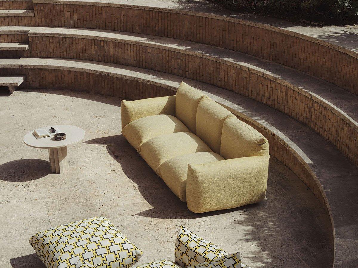 El Sofá Marenco ha sido diseñado por Mario Marenco para Arflex. Este sofá presenta el sistema de hacer que el reposabrazos y el asiento sean la parte de la base. Hay un armazón tubular metálico facilitado para alojar los cojines que proporcionan