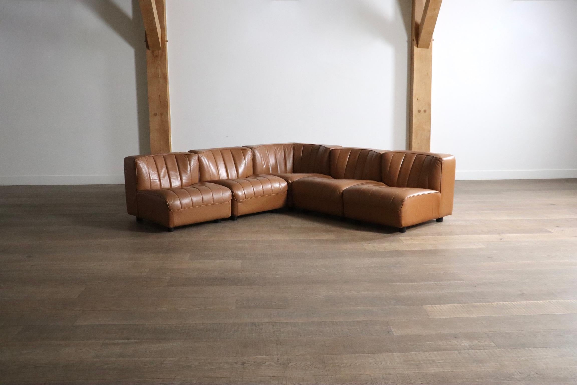 Fantastique canapé modulable 'Novemila 9000' en cuir cognac, conçu par Tito Agnoli pour Arflex Italie en 1969.

Les éléments sont livrés dans leur cuir cognac d'origine, qui est en parfait état ! Ce canapé est composé de 5 éléments, dont un coin. La