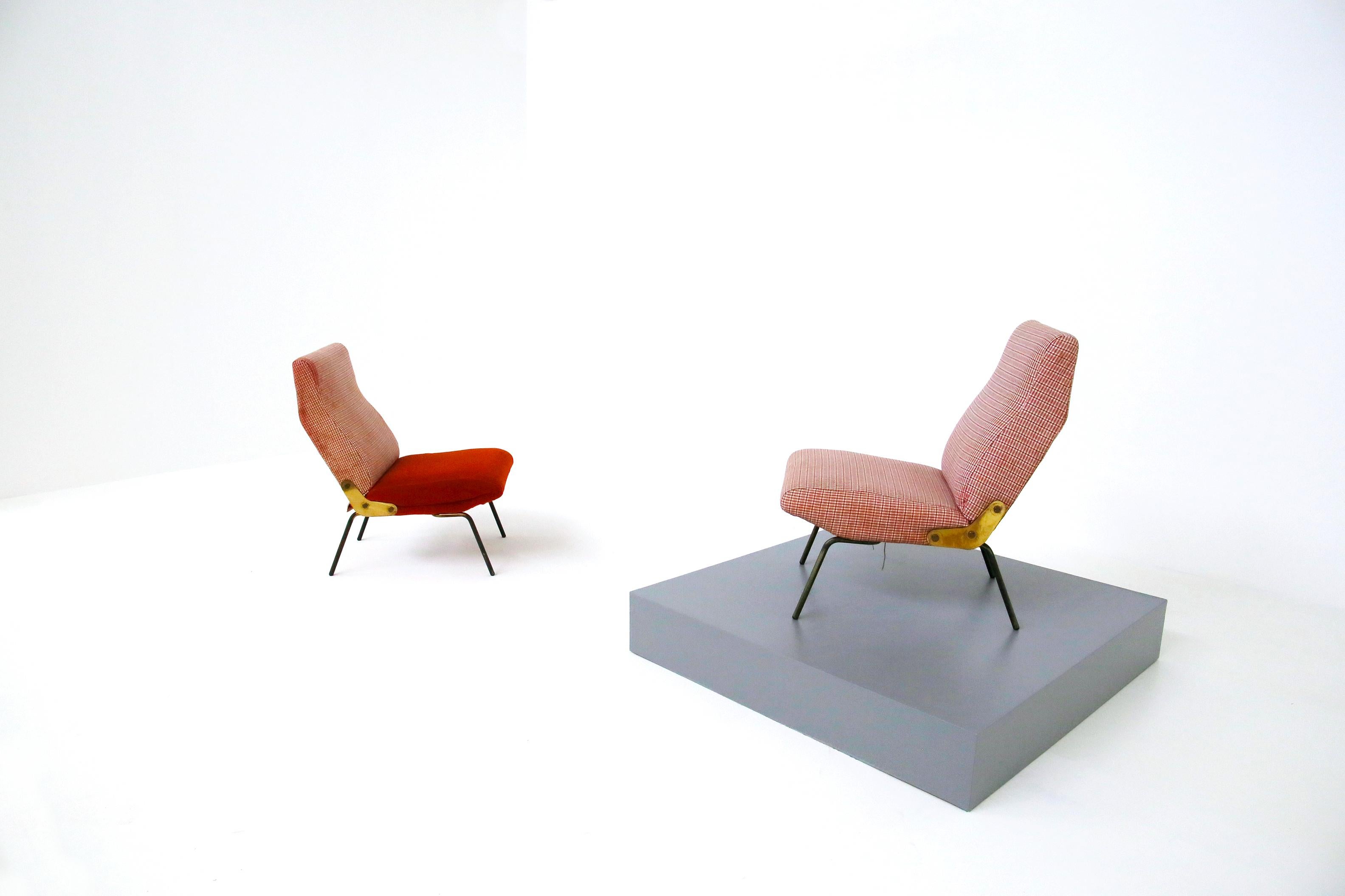 Pair of midcentury armchairs by Erberto Carboni for the Italian manufacture Arflex of 1950.The armchairs are the Delfino model. In particular these armchairs are the model without armrests. The armchairs have the original label under the seat.
The