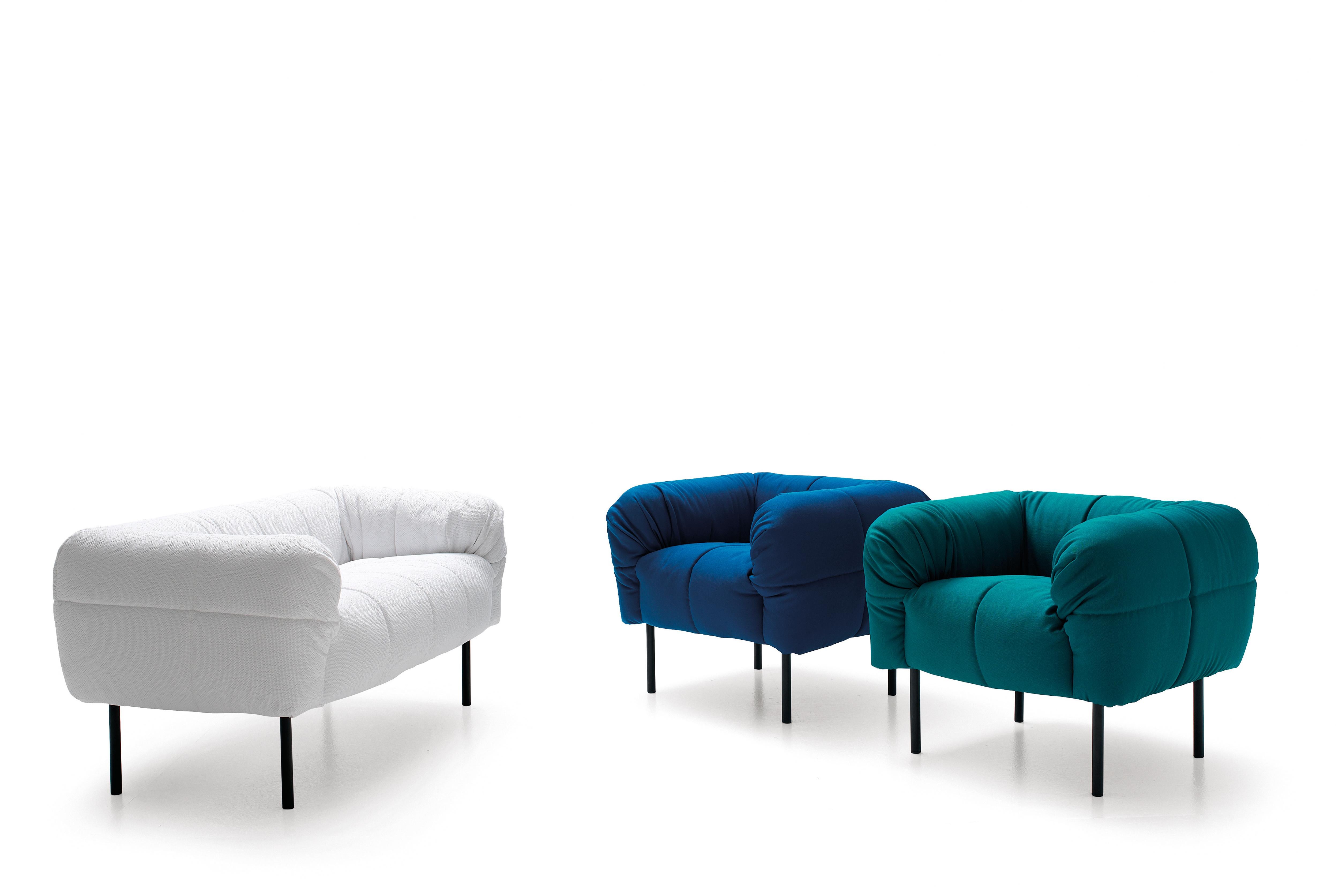 From the evolution of sofa Strips, we have “Pecorelle”, a version consisting of armchair and small sofa,where the body is positioned on thin black legs, that remember exactly the sheep. Arch. Cini Boeri tells that she was inspired by the works of