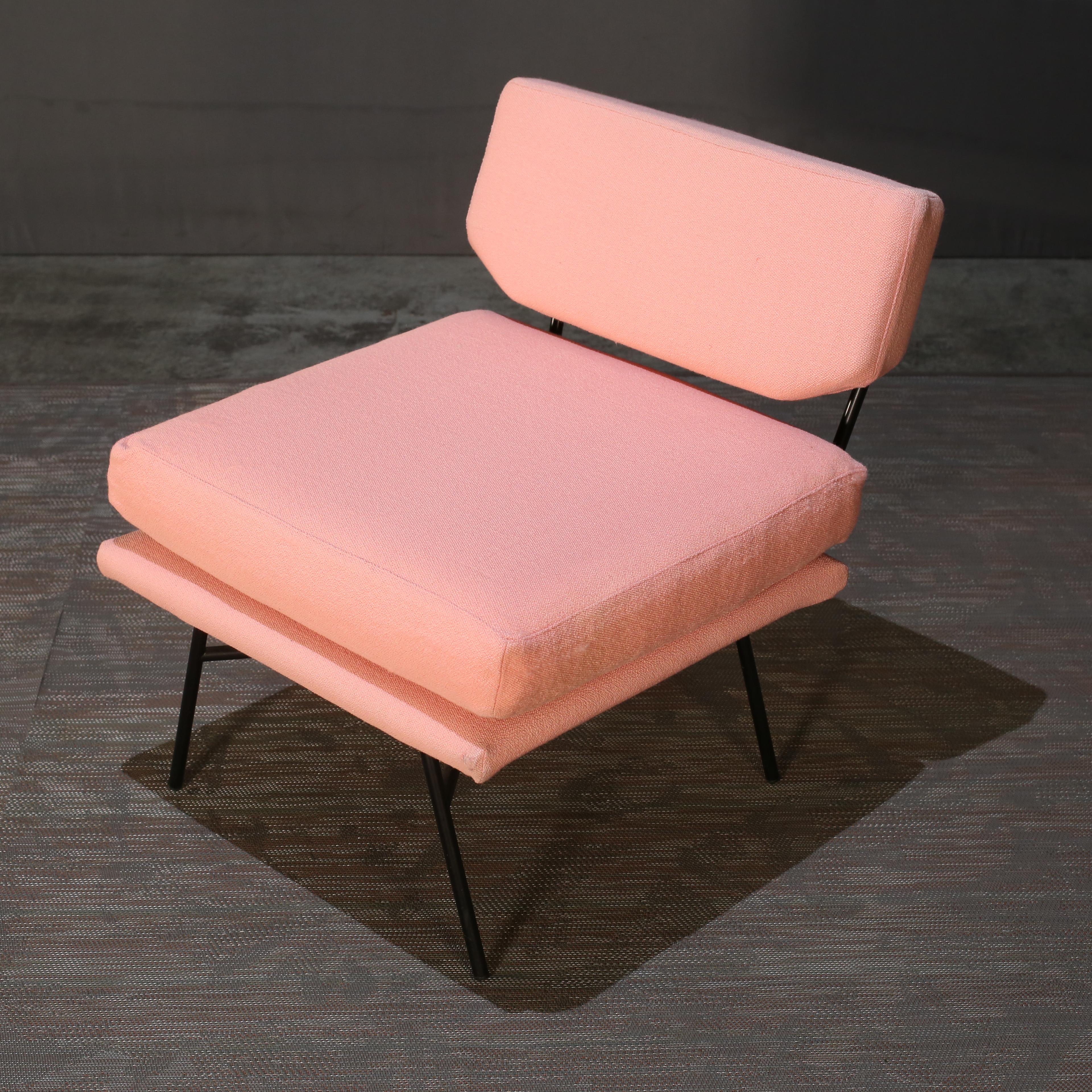 Ti presentiamo la Pink Elettra Lounge Chair, una splendida creazione di B.B.P.R. Studio per Arflex. Questo lussuoso pezzo vanta un design elegante e moderno, con le sue linee curve e l'imbottitura rosa. La poltrona lounge non è solo un pezzo forte,