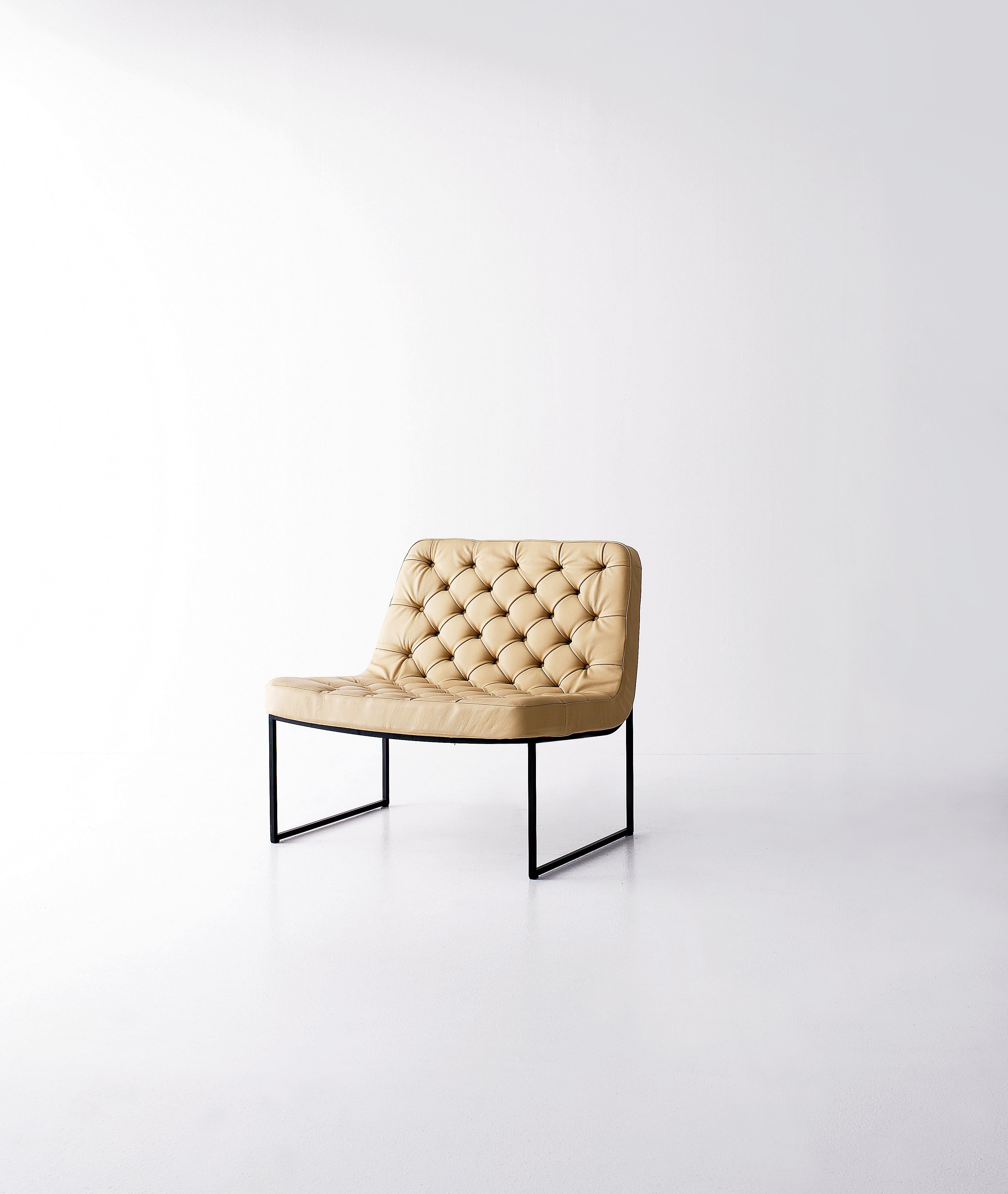 Sella est un fauteuil où se mêlent modernité et raffinement, pour créer un classique intemporel.

Informations complémentaires :
Matériaux : Assise et dossier rembourrés avec patins en métal laqué noir et en nylon noir de protection
Couleur :