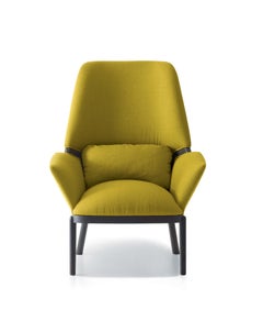 Sillón Arflex Serena de tela Lama con patas teñidas de wengé de Luca Nichetto