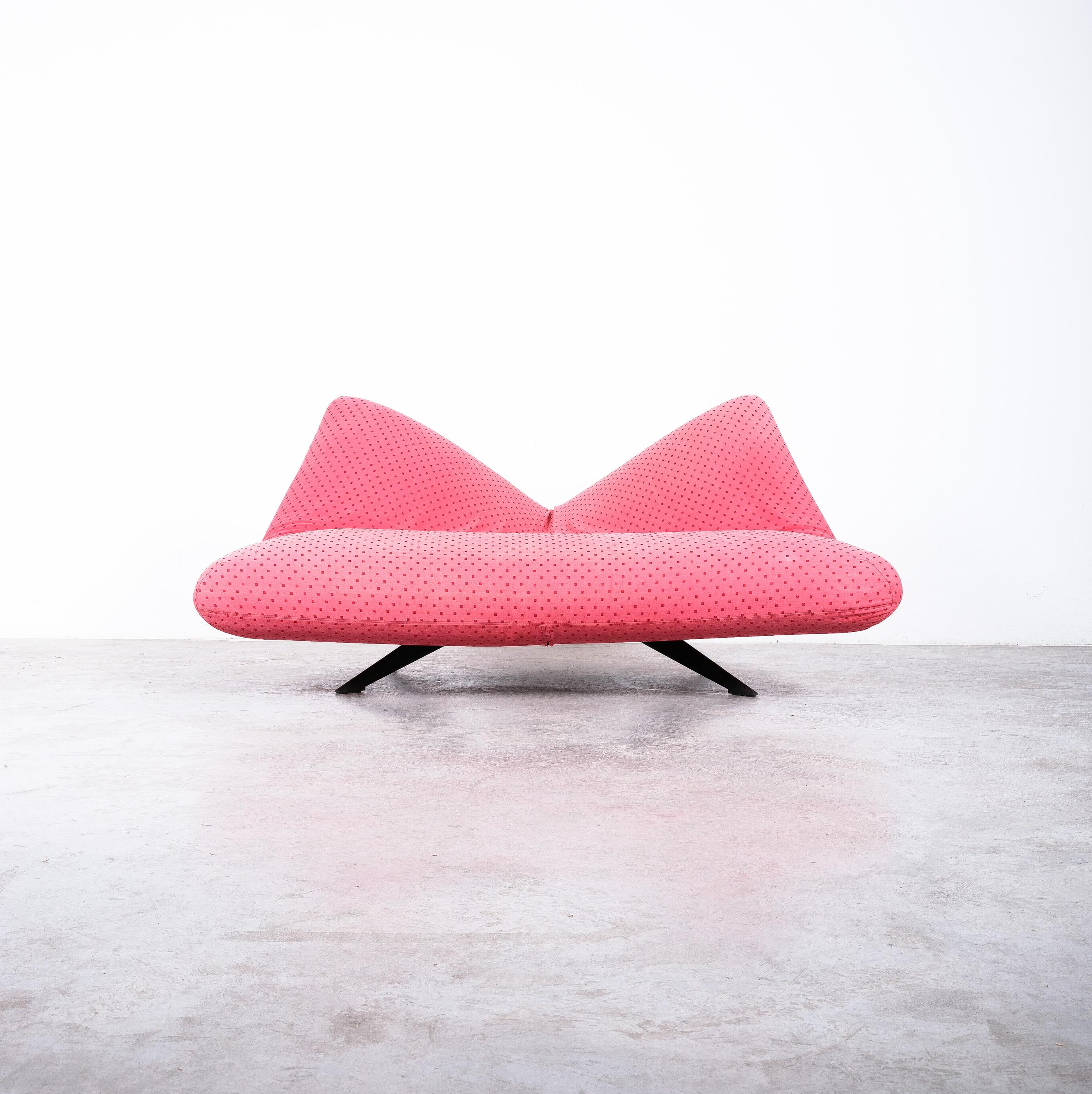 Arflex sofa or daybed by Fabricio Ballardini and Fulvio Forbicini for Arflex, Italy, 1980

Fun two-seat sofa in very well preserved original condition with original Arflex tag. Freestanding small 62