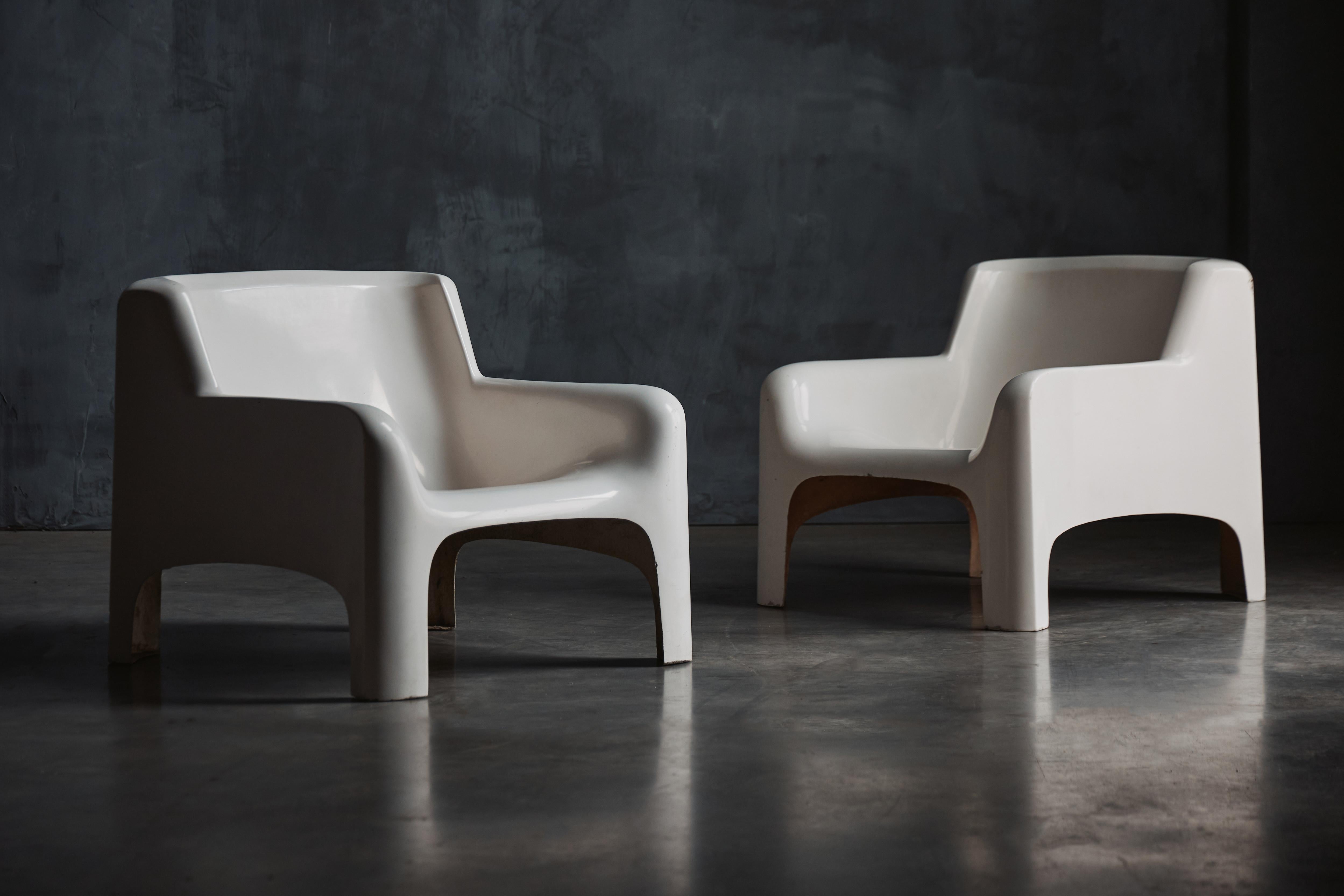 'Solar' armchairs, designed by Carlo Bartoli for Arflex in 1965, standout pieces of Italian modernist design. These iconic chairs, crafted from fiberglass and polyester resin with a sleek lacquer finish, are celebrated for their blend of form and