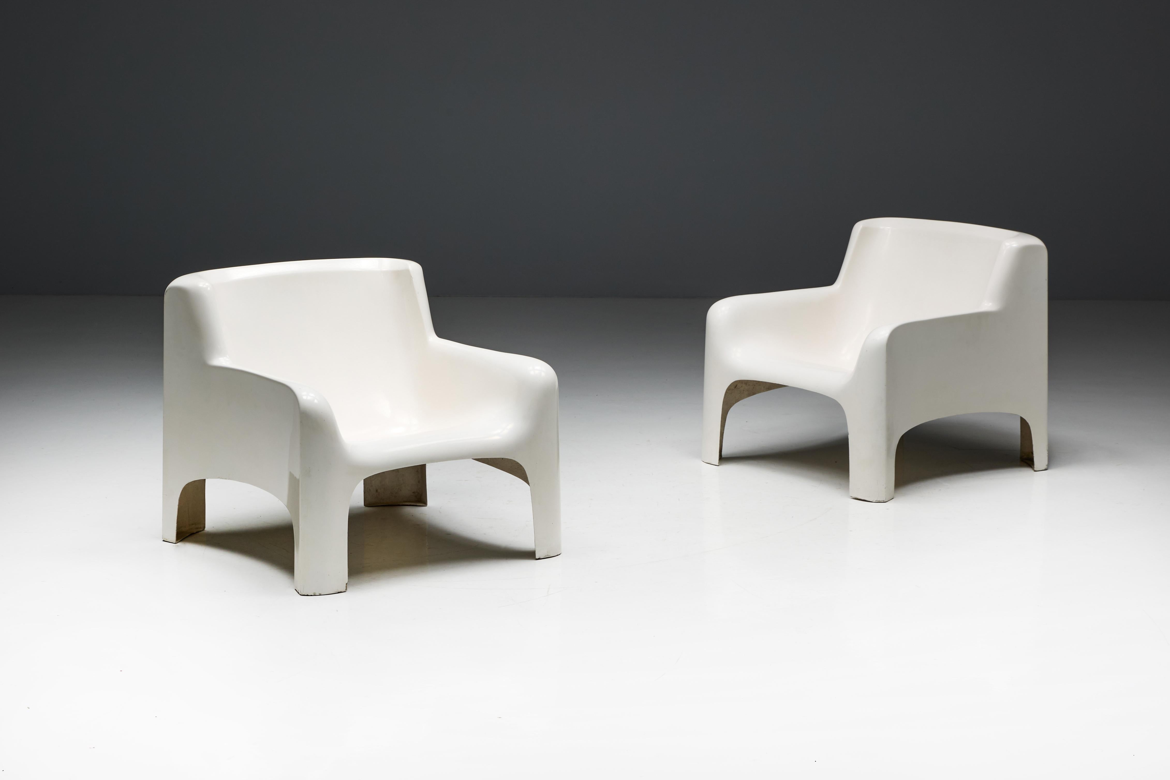 Iconic 'Solar' lounge set, designed by Carlo Bartoli for Arflex in 1965, an iconic blend of Italian elegance and modern innovation. Comprising two armchairs and a matching table, this set is part of the Museum of Modern Art's permanent collection.