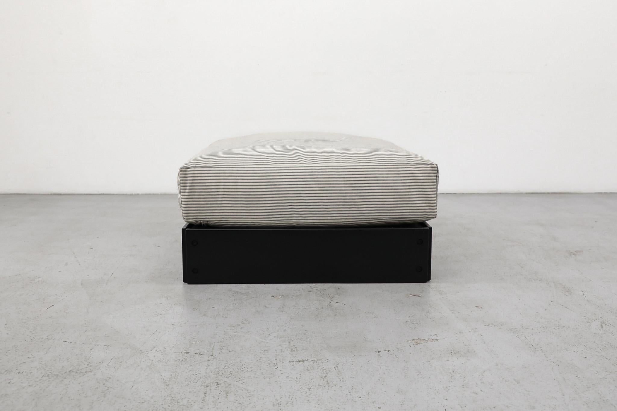 Rolf Heide disegnò questo straordinario pouf per ICF negli anni '70, apportando il suo approccio caratteristico alle sedute moderne del Mid-Century. Il pezzo rappresenta l'abbraccio dell'epoca al design funzionale e all'impatto