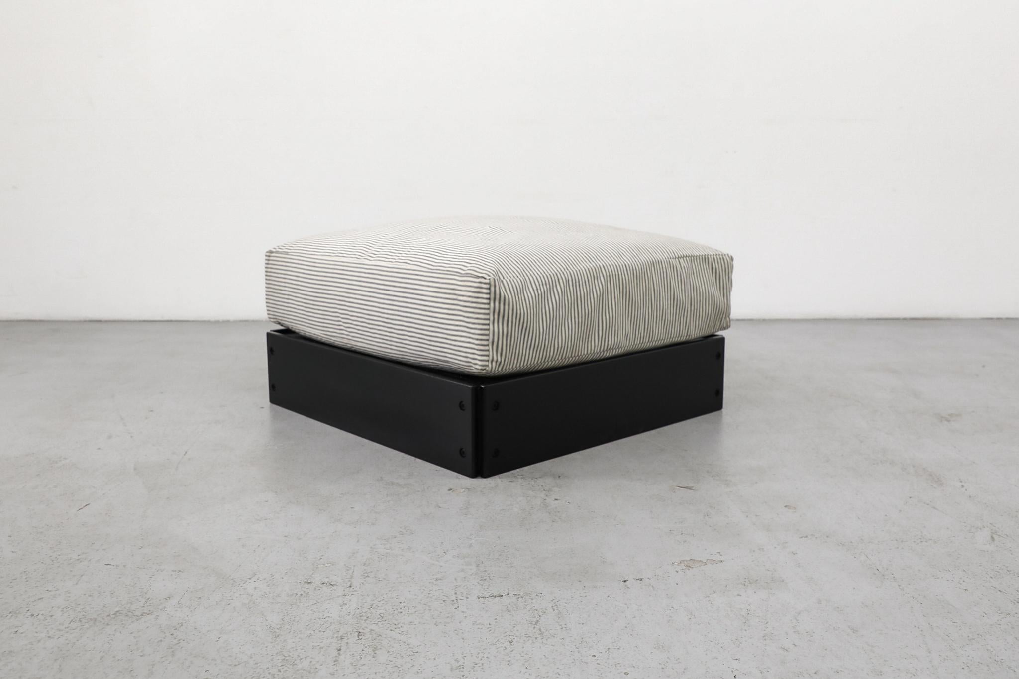 Mid-Century moderno Pouf anni '70 di Rolf Heide per ICF con cuscino a righe e base nera in vendita