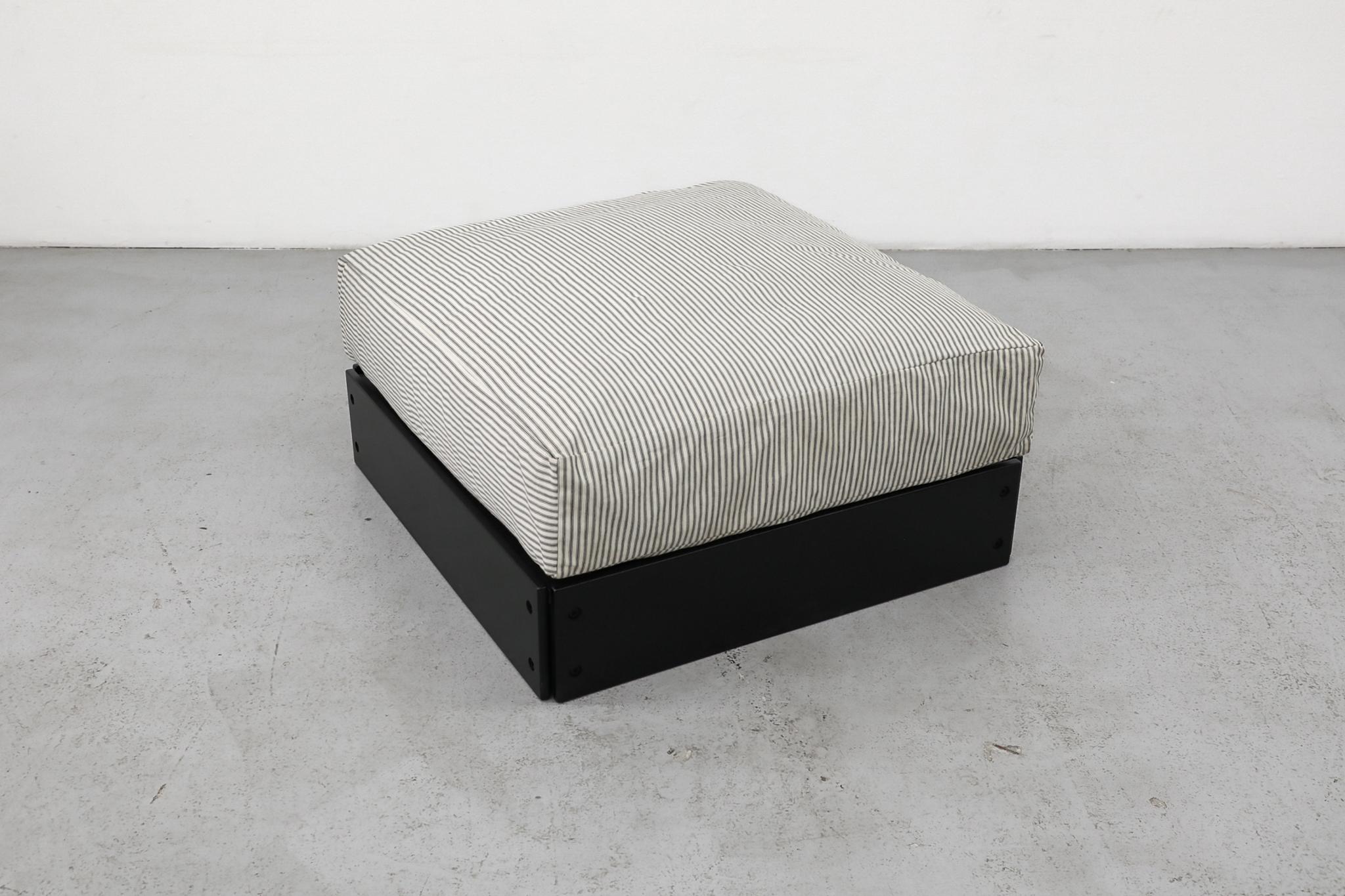 Italiano Pouf anni '70 di Rolf Heide per ICF con cuscino a righe e base nera in vendita