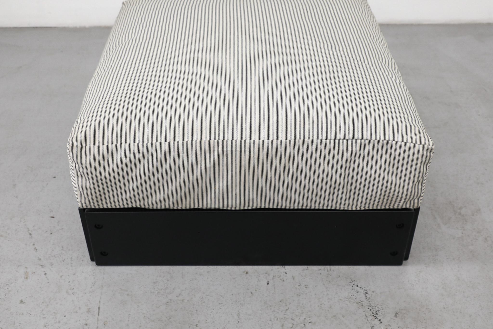 Pouf anni '70 di Rolf Heide per ICF con cuscino a righe e base nera In condizioni buone in vendita a Los Angeles, CA