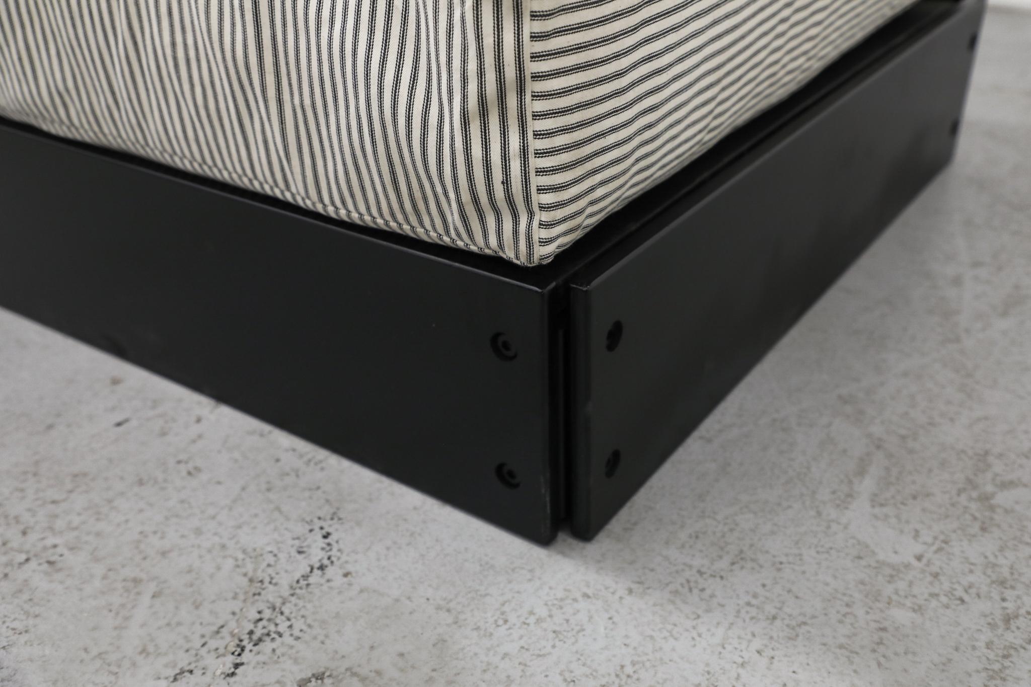 Fine XX secolo Pouf anni '70 di Rolf Heide per ICF con cuscino a righe e base nera in vendita