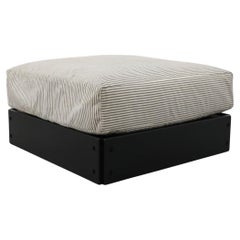 Pouf anni '70 di Rolf Heide per ICF con cuscino a righe e base nera Pouf anni '70 di Rolf Heide per ICF con cuscino a righe e base nera