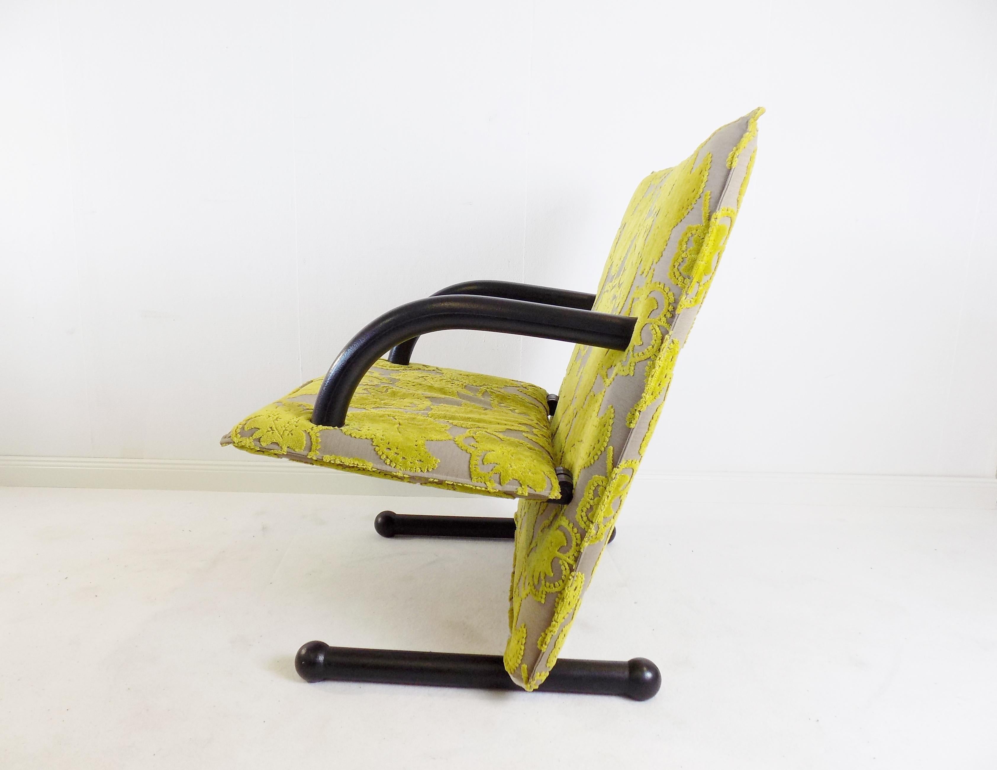 A lounge chair from the T series with an exceptionally beautiful fabric cover. The armchair is in excellent condition. The fabric cover, as well as the plastic frame with armrests and feet, show hardly any signs of use. The fabric has a green-yellow